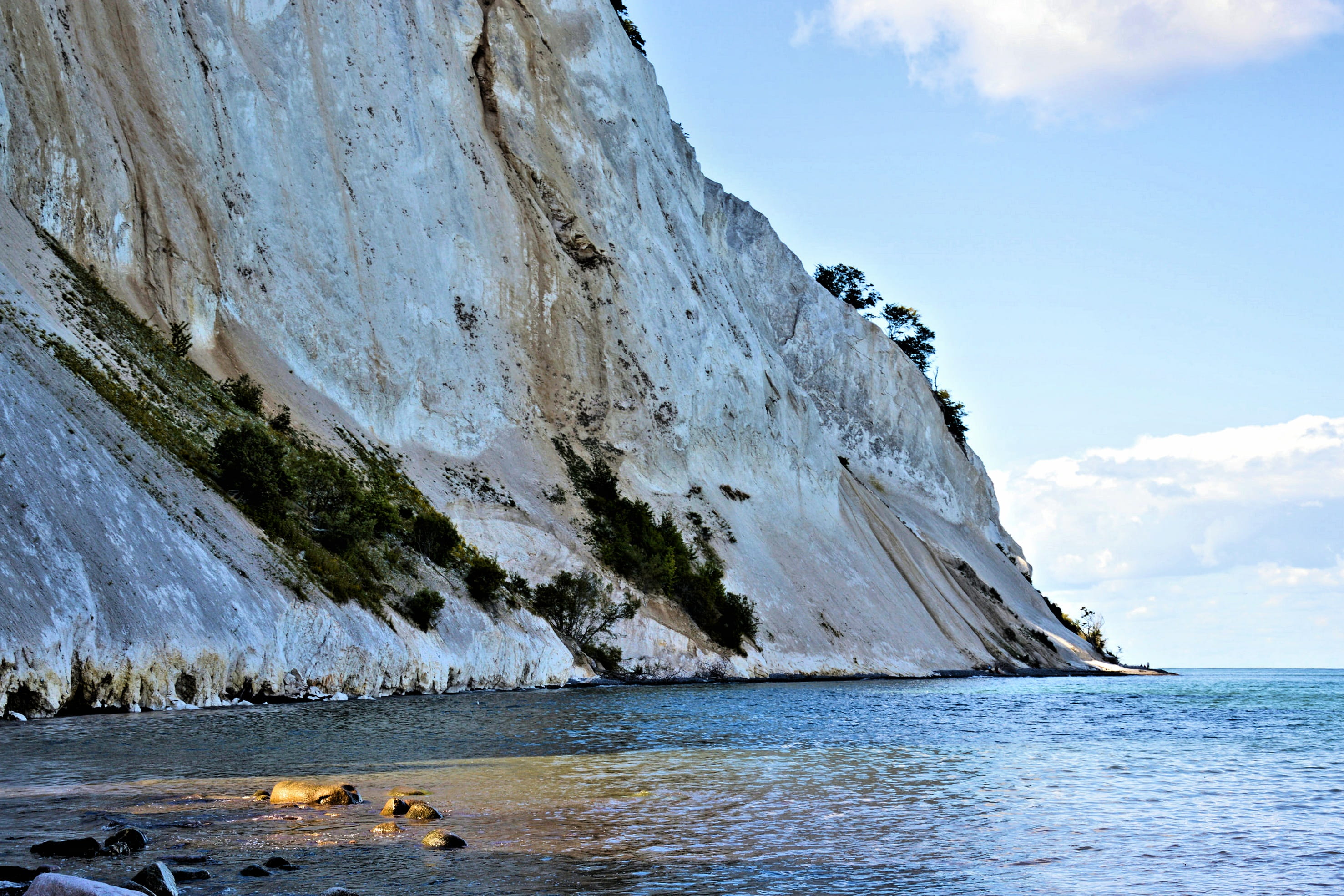beauty in nature, mountain, coastline, day, moens klint, sky, clear, land, travel Locations, hell, White Cliffs, Rock, blue, tourist attraction, Sea, view, HD Wallpaper