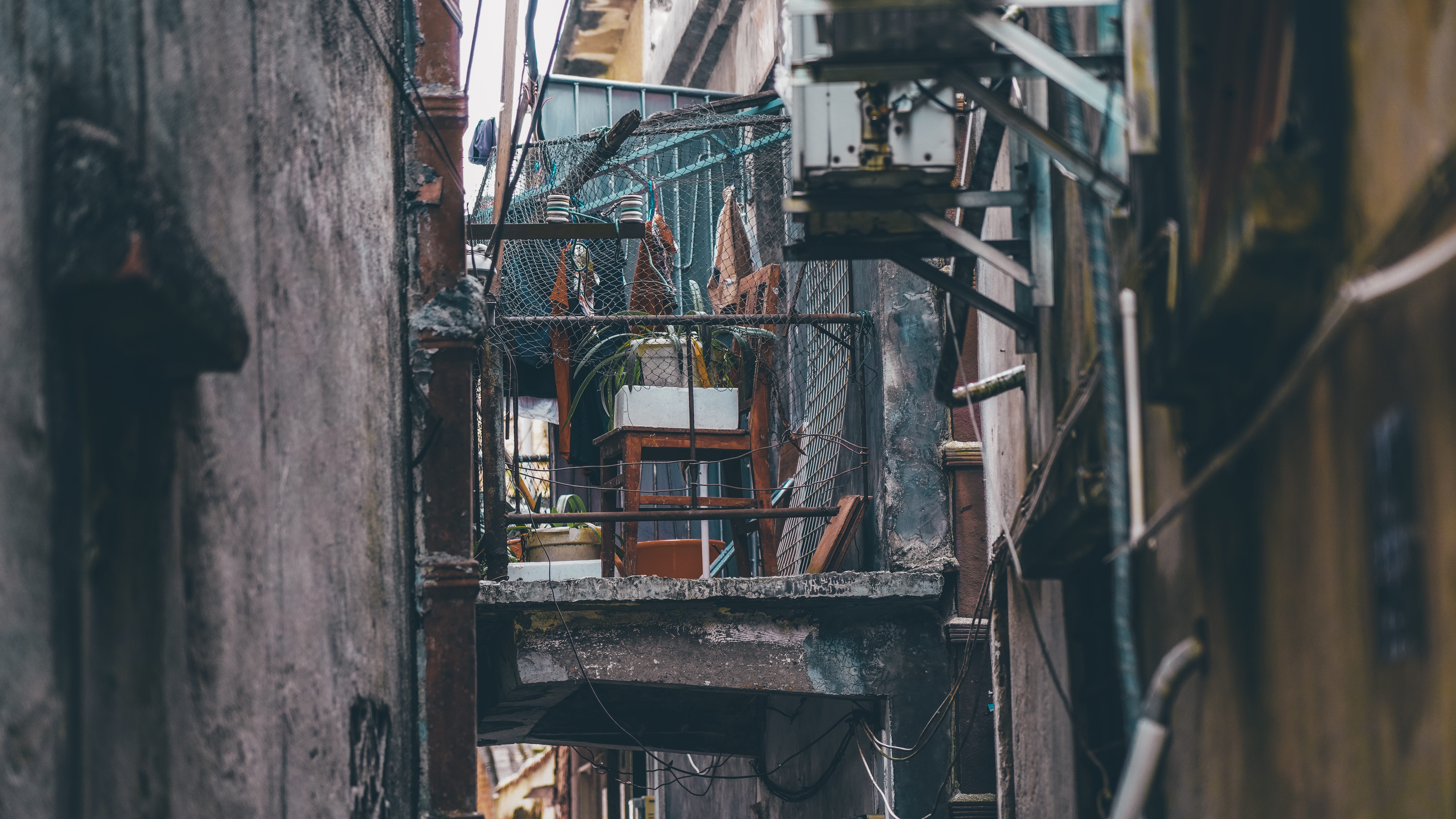slum, overcoat, ruined, handrail, urban, built structure, rusty, building, architecture, selective focus, alley, coat, alleyway, street, metal, neighborhood, HD Wallpaper