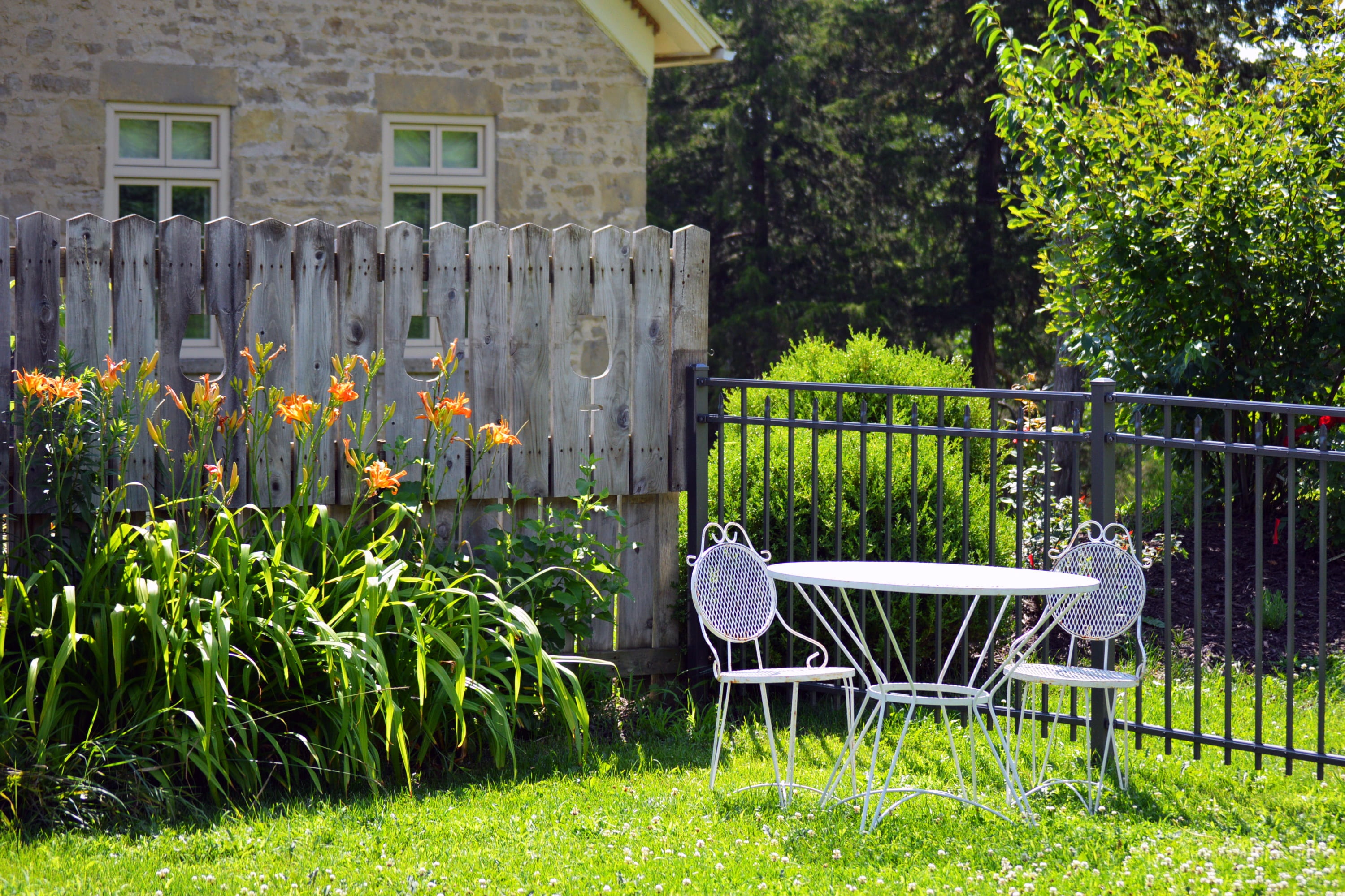 summer, gate, built structure, bistro, no people, home, backyard, grass, furniture, patio, green, wooden, hedge, comfortable, vineyard, estate, garden, HD Wallpaper