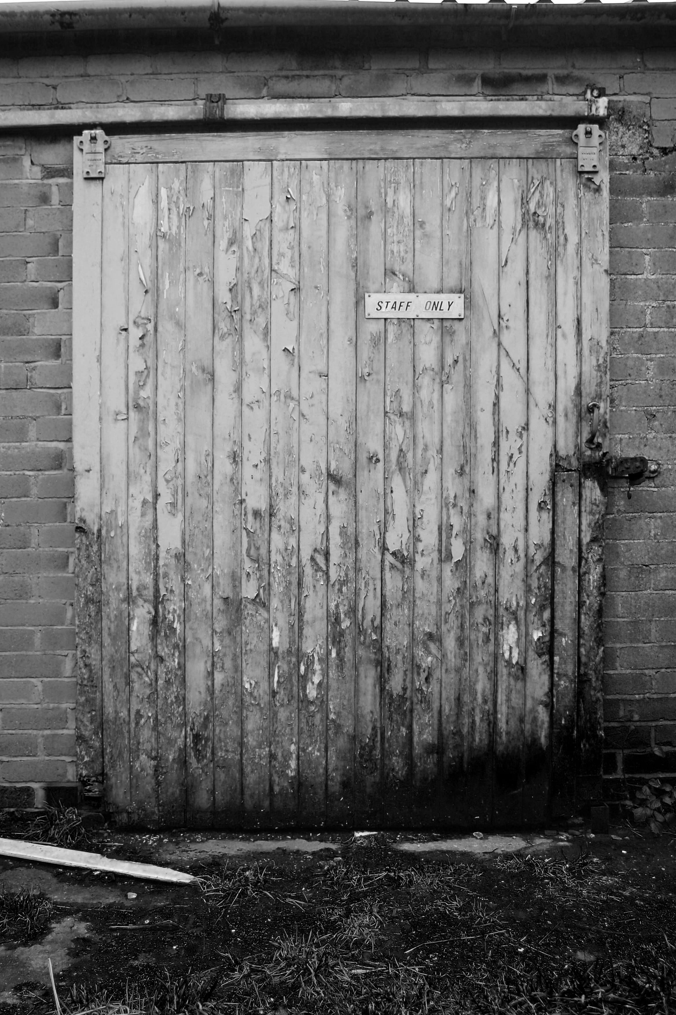 wall, gate, housing, house, shelter, apparel, day, outhouse, safety, 2K, building exterior, wood, coat, weathered, old, entrance, no people, security, Phone HD Wallpaper