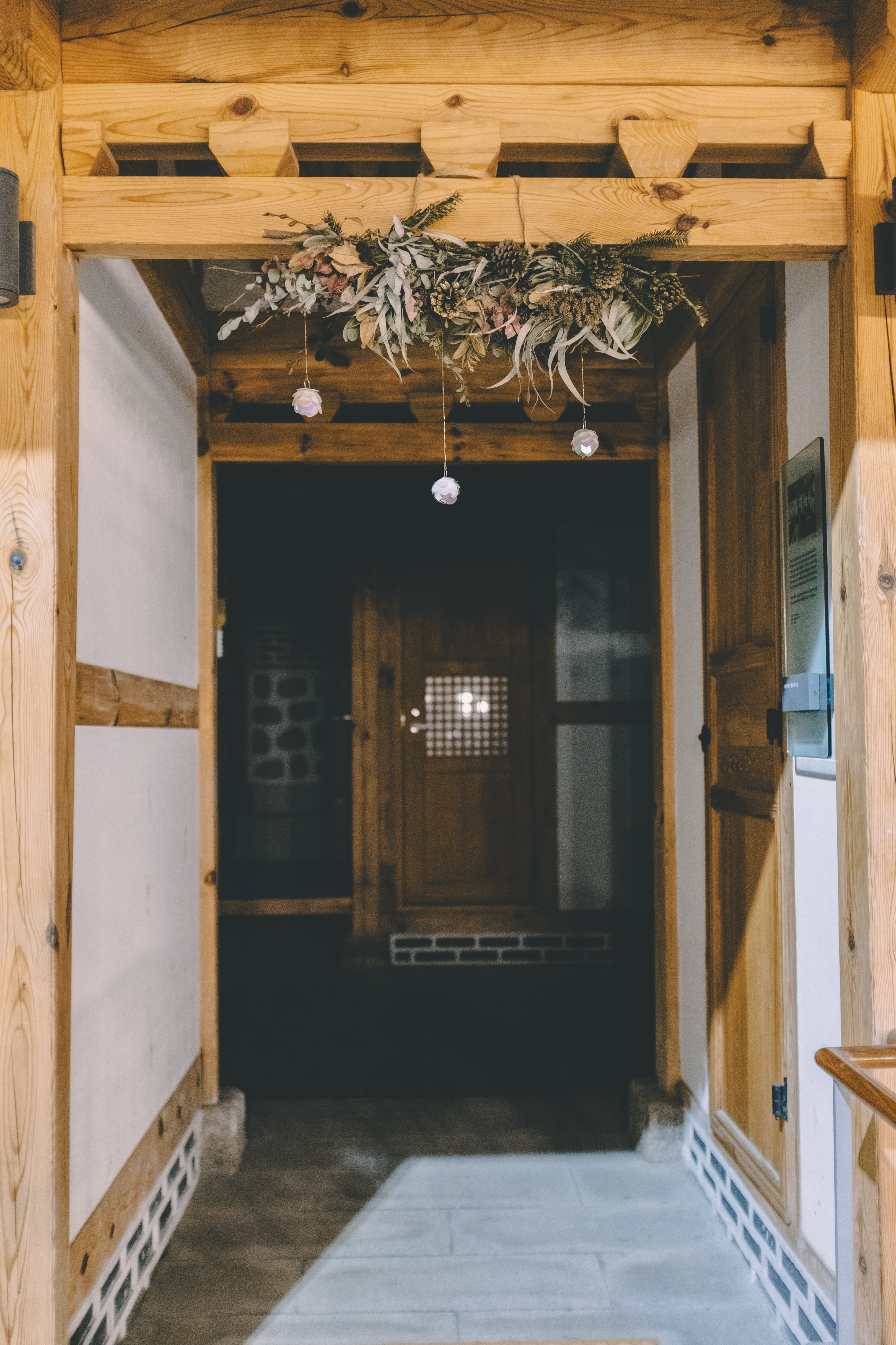doorway, chandelier, plywood, hardwood, cupboard, architecture, roof beam, floor, clothing, light fixture, furniture, window, lighting equipment, the past, Phone HD Wallpaper