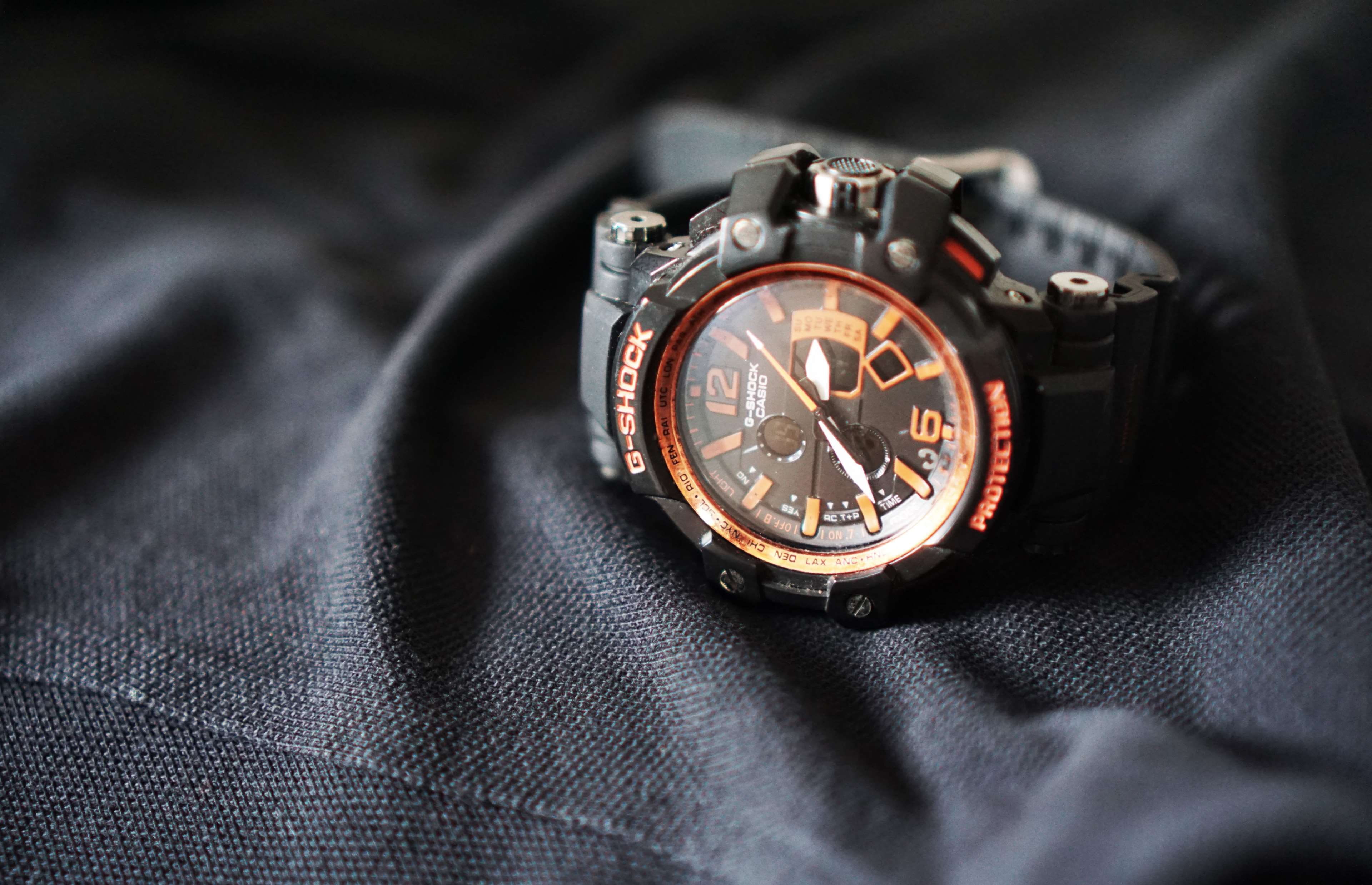 selective focus, small, brand, still life, black background, clock, leather, metal, minute, textile, no people, black, indoors, watch, number, wristwatch, HD Wallpaper