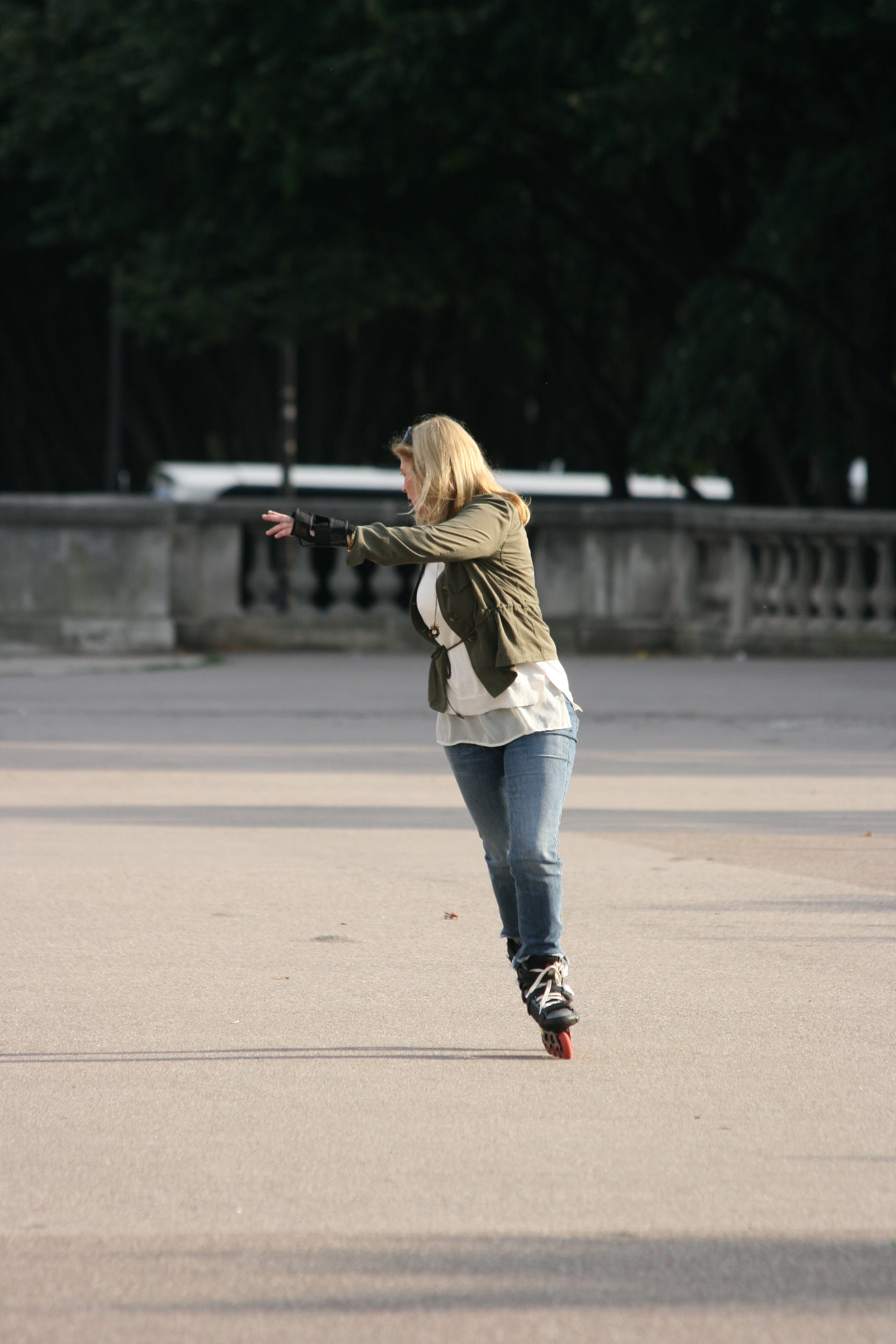 balance, women, tree, nature, inline skating, teenager, recreational sports, fitness, hair, road, 4K, sporty, full length, asphalt, leisure activity, architecture, Phone HD Wallpaper