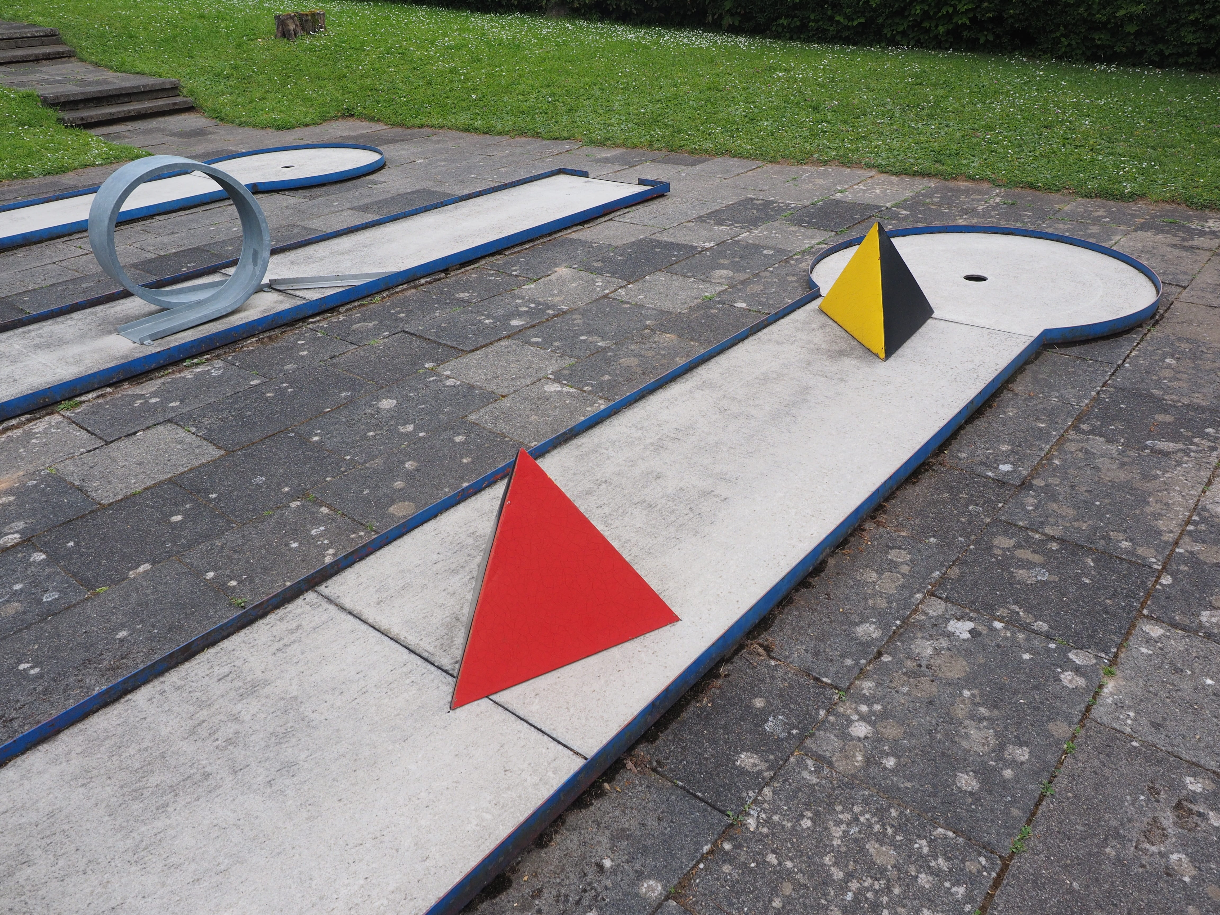 outdoors, golf, pyramids, paving stone, grass, day, nature, absence, no people, shape, Minigolf, pyramid web, railing, city, precision sport, Plant, symbol, HD Wallpaper