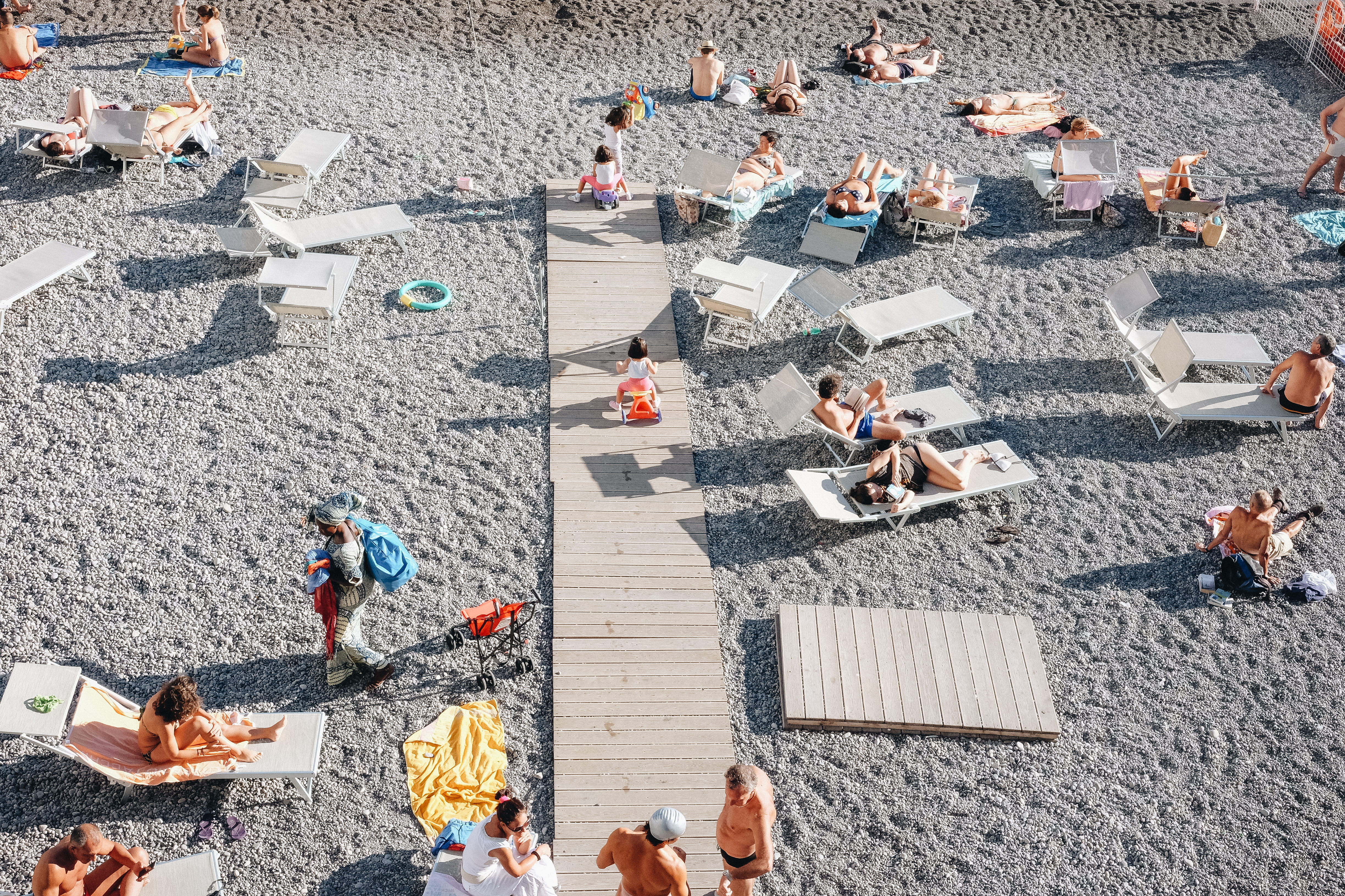 trip, group of people, seashore, women, crowd, daytime, men, sand, large group of people, relaxation, sunlight, 4K, beach, nature, urban Scene, adults only, HD Wallpaper