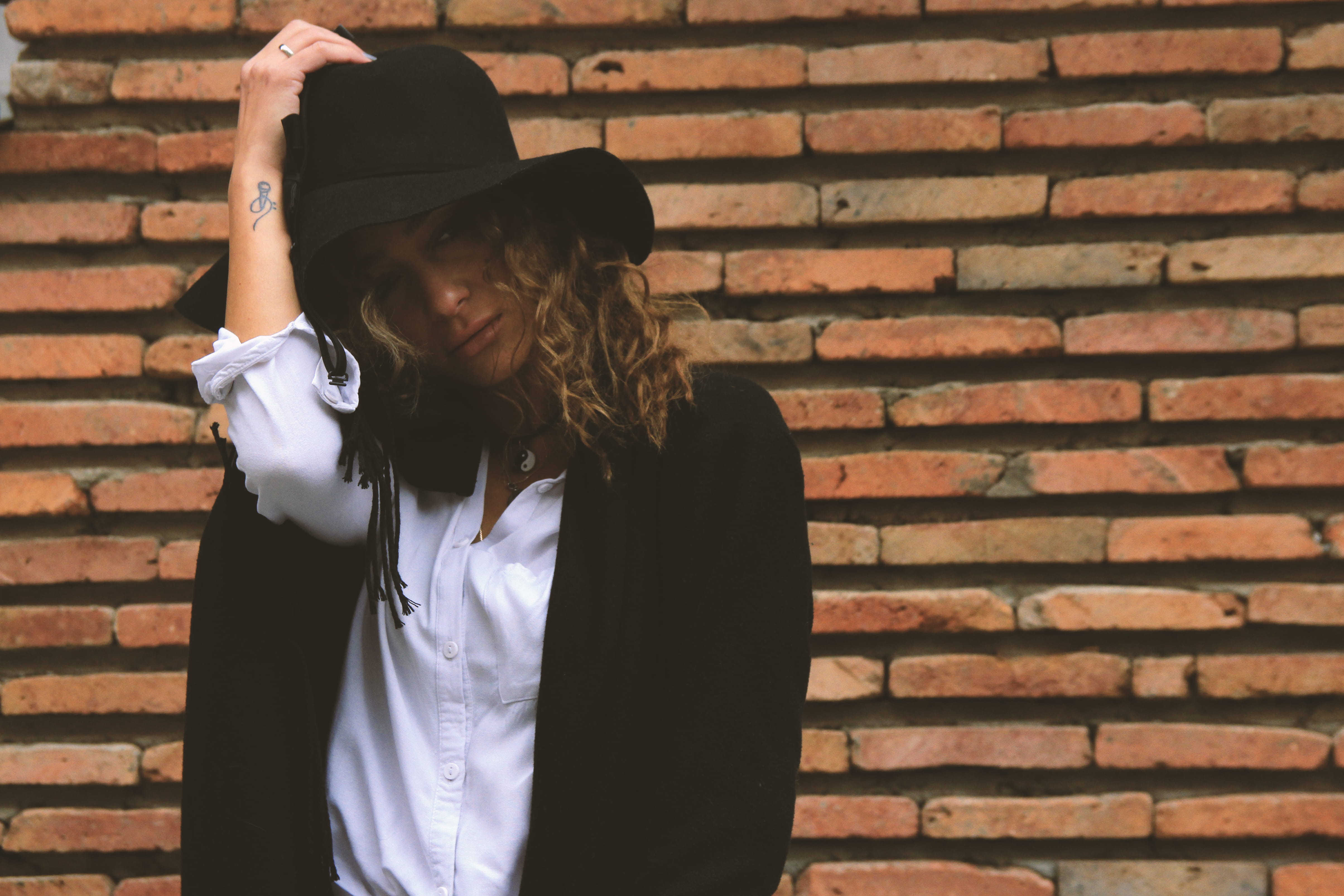 wear, casual clothing, architecture, hair, black, young adult, young women, brick, leather, wall - building feature, pose, real people, lifestyles, clothing, HD Wallpaper