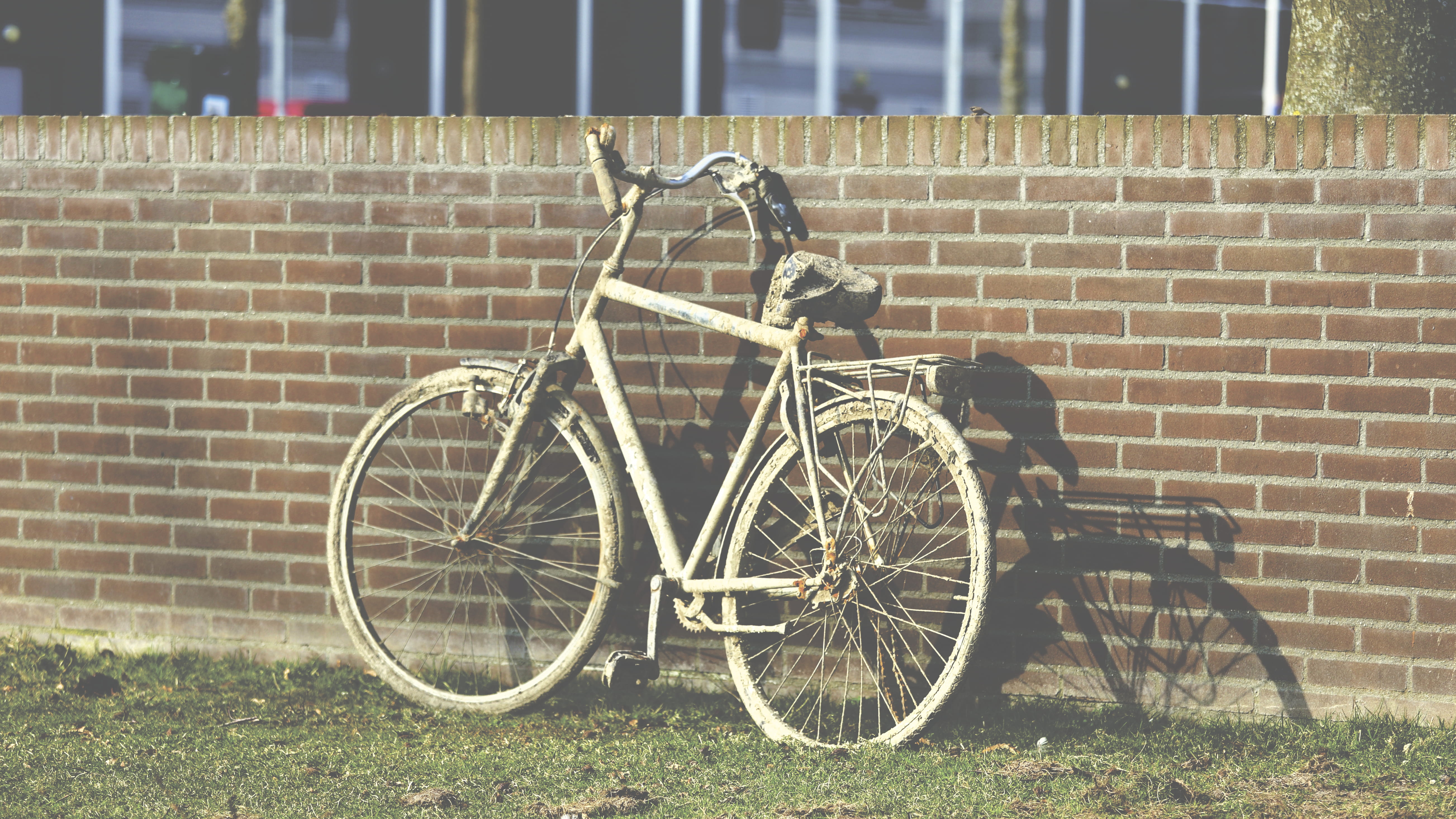 urban, 5K, rusty, bike, grass, outdoors, brickwall, mode of transportation, wheels, broken, plant, metal, parked, building exterior, land vehicle, sunlight, HD Wallpaper