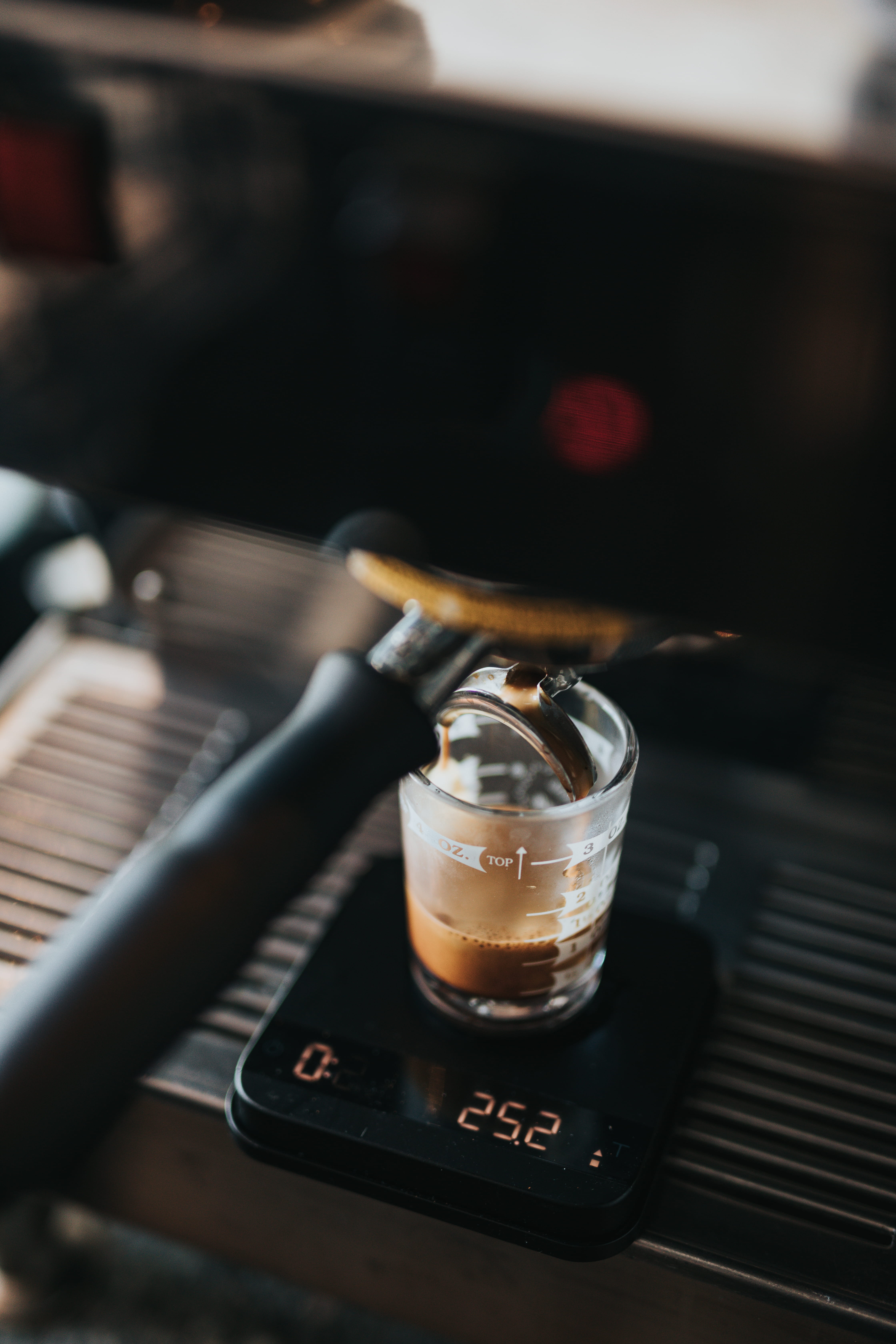 scale, selective, closeup, food and drink, black, inside, focus, no people, alcohol, indoors, glass, 5K, brown, selective focus, tray, coffee, photography, Phone HD Wallpaper