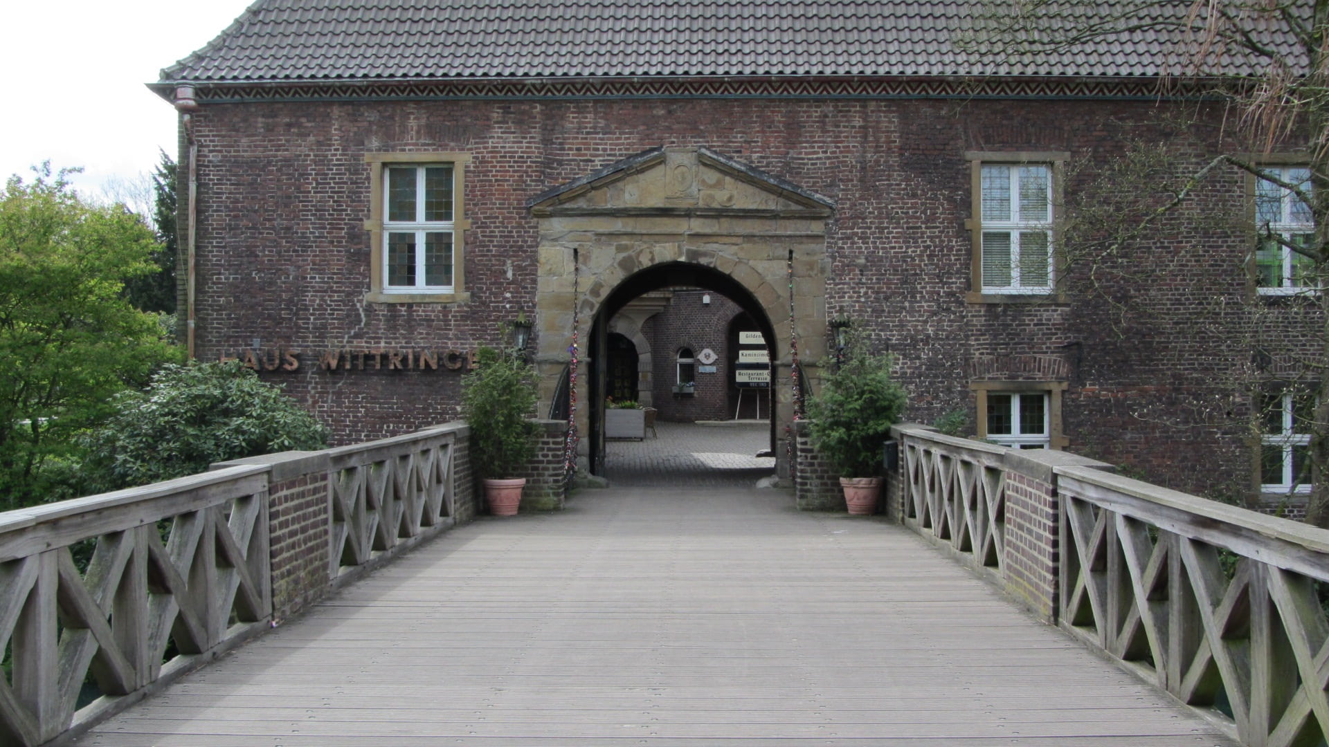 moated castle, gladbeck, built structure, arch, residential district, building exterior, plant, entrance, door, witt rings, nature, house, tree, roof tile, HD Wallpaper