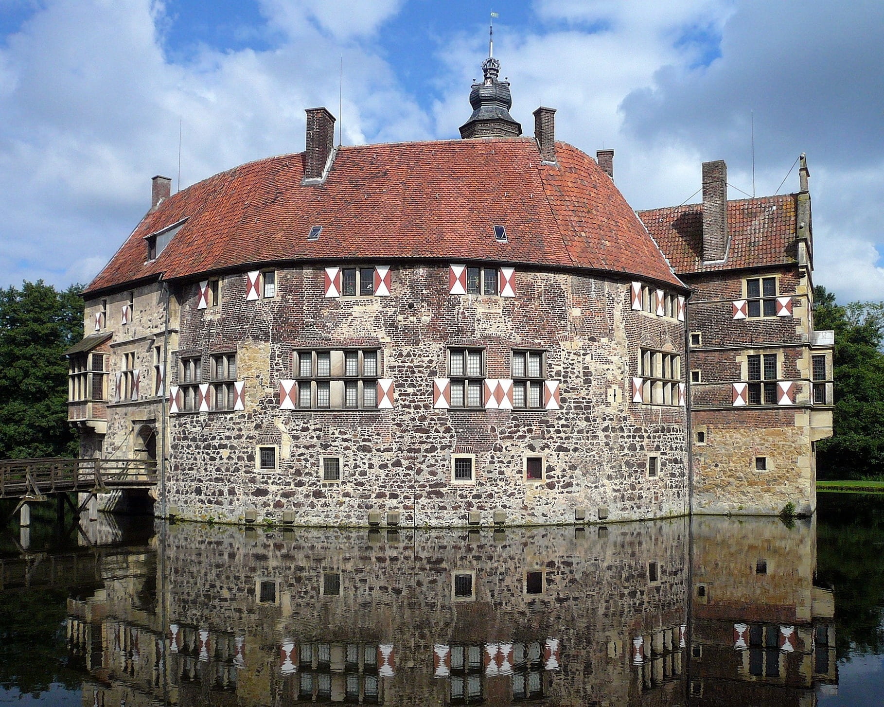 outdoors, germany, burg vischering, residential district, house, cloud - sky, travel, no people, built structure, city, moat, history, day, tourism, building, HD Wallpaper