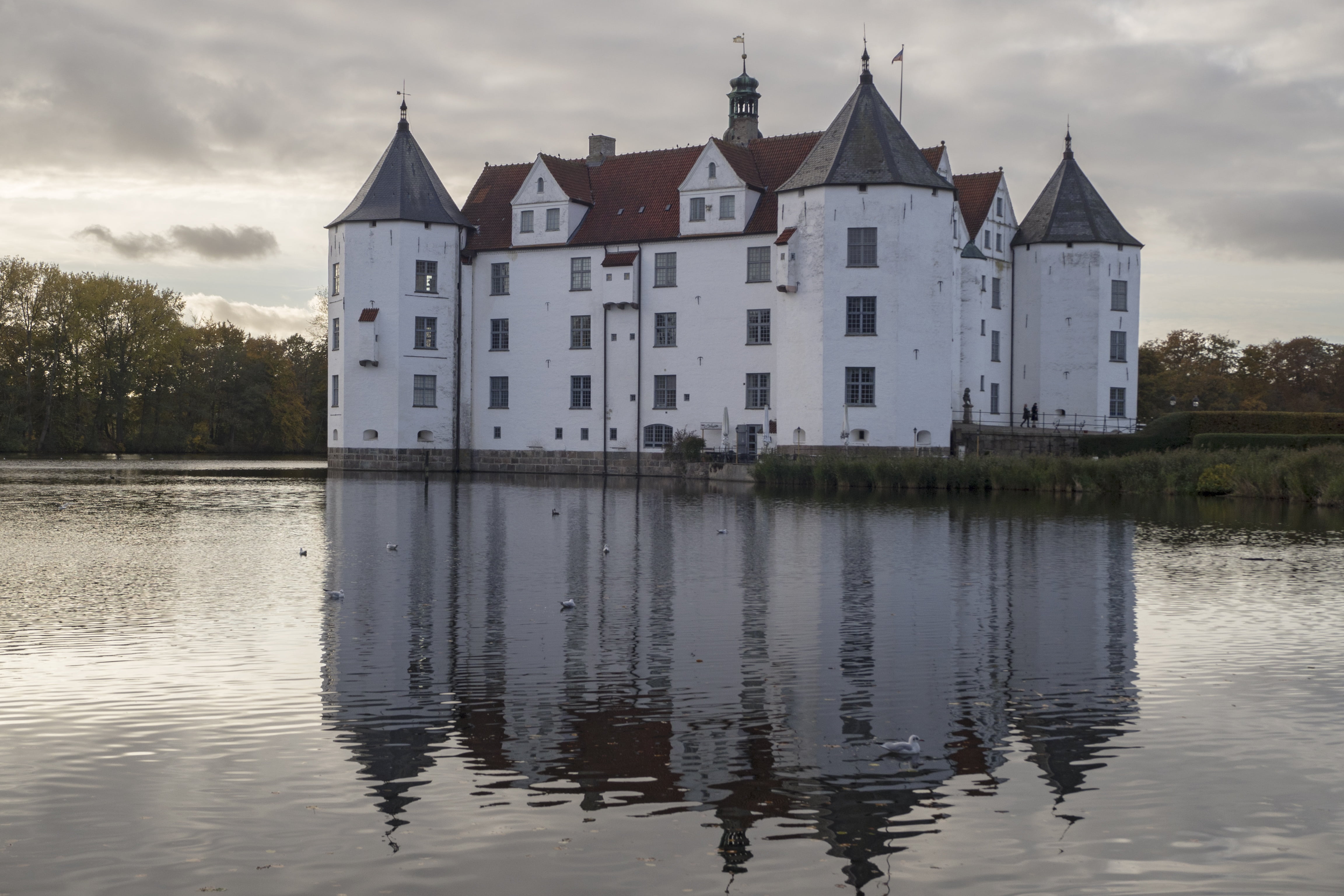 mecklenburg, moated castle, renaissance, castle, places of interest, city, residential district, built structure, mirroring, sky, cloud - sky, house, building exterior, HD Wallpaper