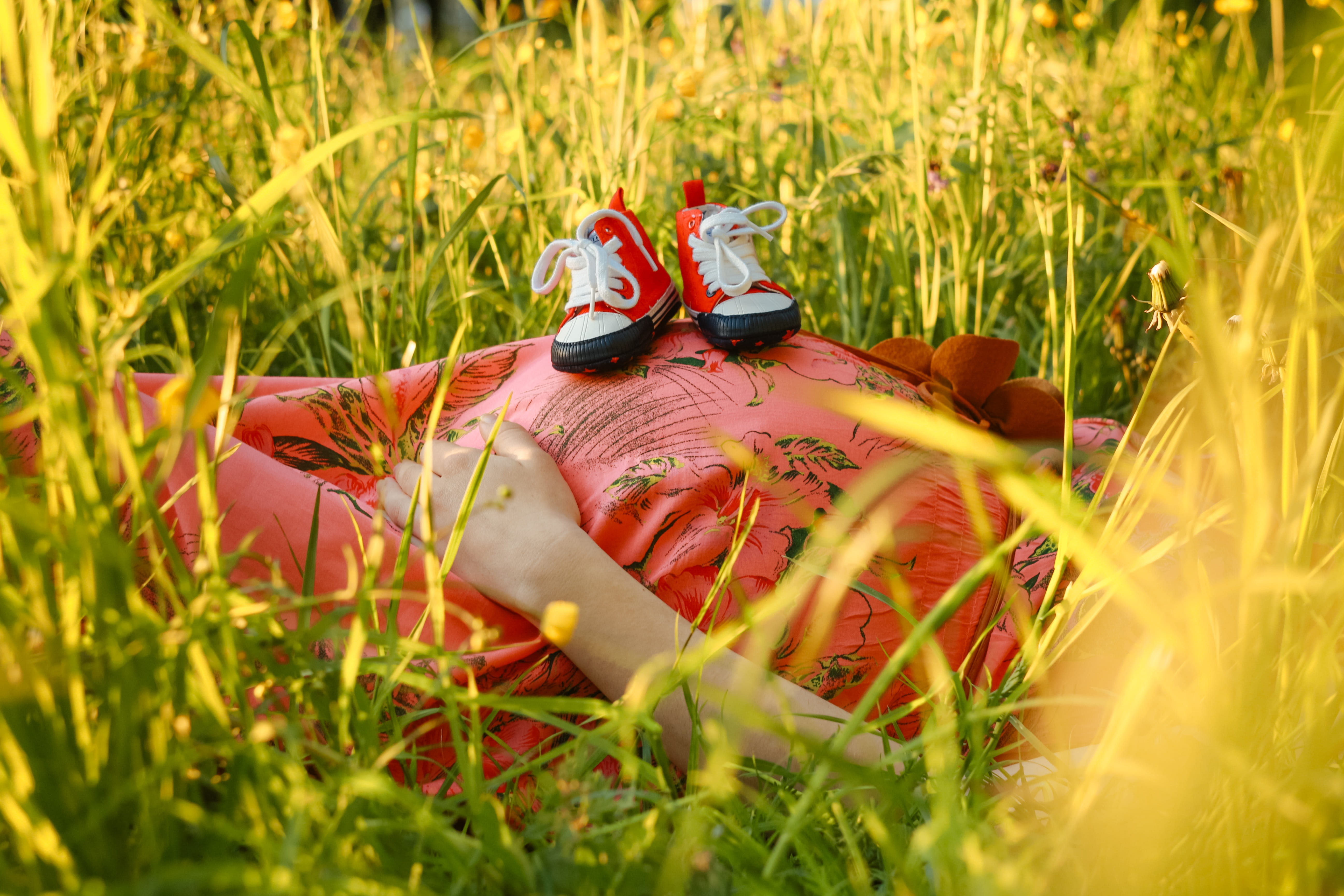 red shoes, nature, pregnant woman, wait, sneakers, lying down, grass, plant, round, baby, love, mom, parenting, belly, outdoors, beauty, day, pregnancy and give birth, HD Wallpaper