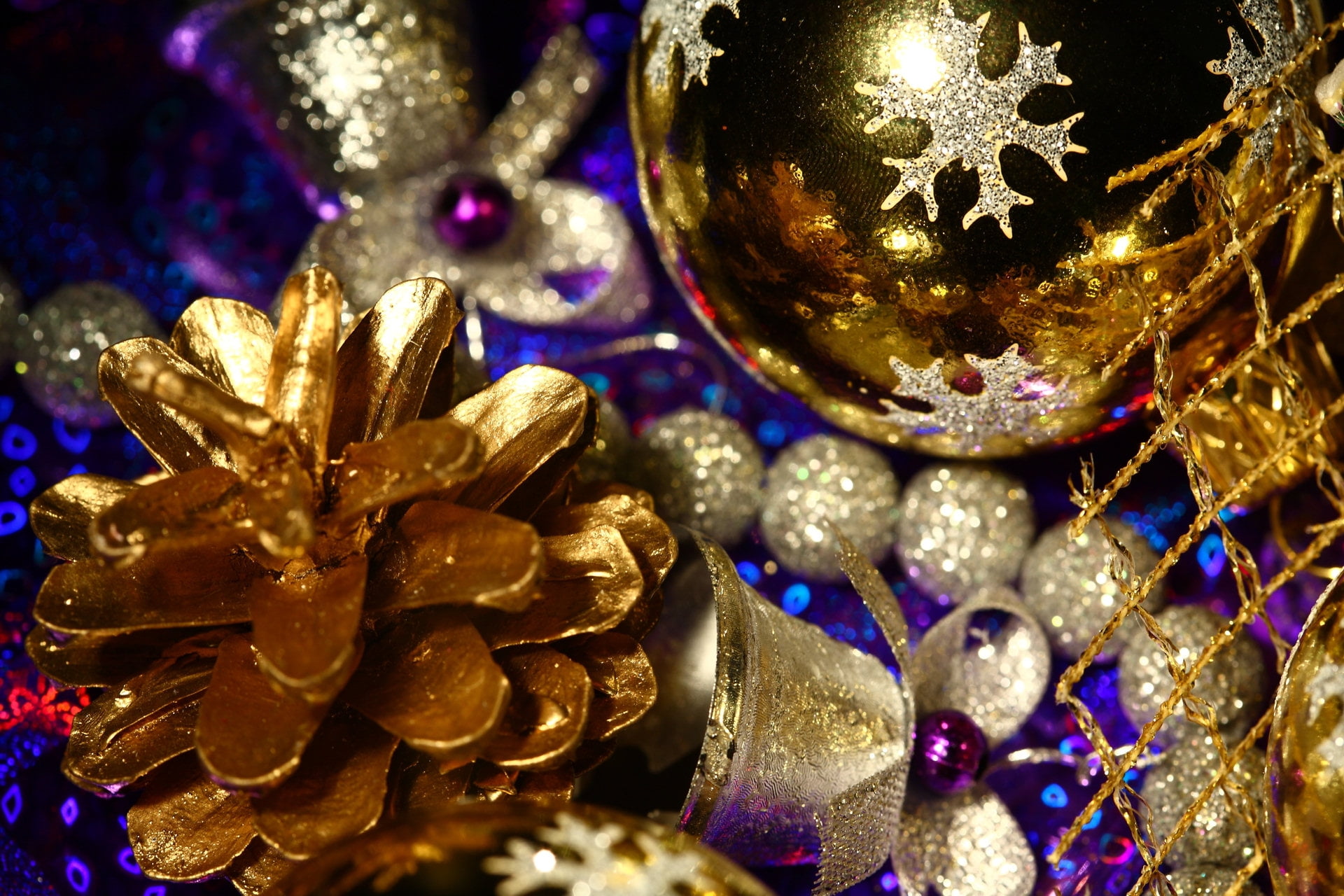 season, still life, shiny, focus on foreground, christmas Ornament, multi Colored, ornate, gift, full frame, gold, holiday, cultures, luxury, winter, decoration, HD Wallpaper