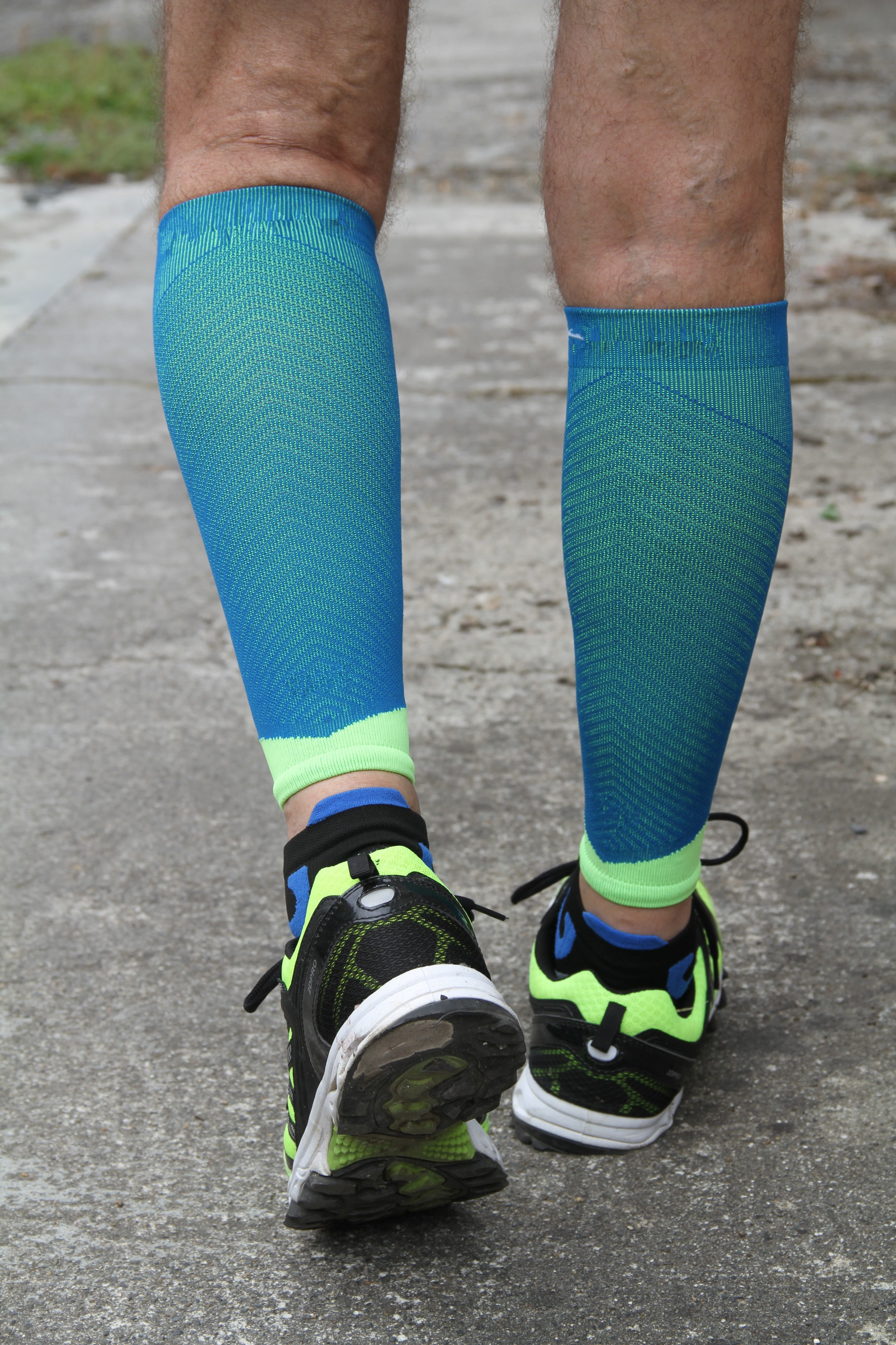 sport, outdoors, human limb, man, courrir, body part, shoe, day, foot race, form, human foot, one person, lifestyles, balance, heart, green, human leg, Phone HD Wallpaper