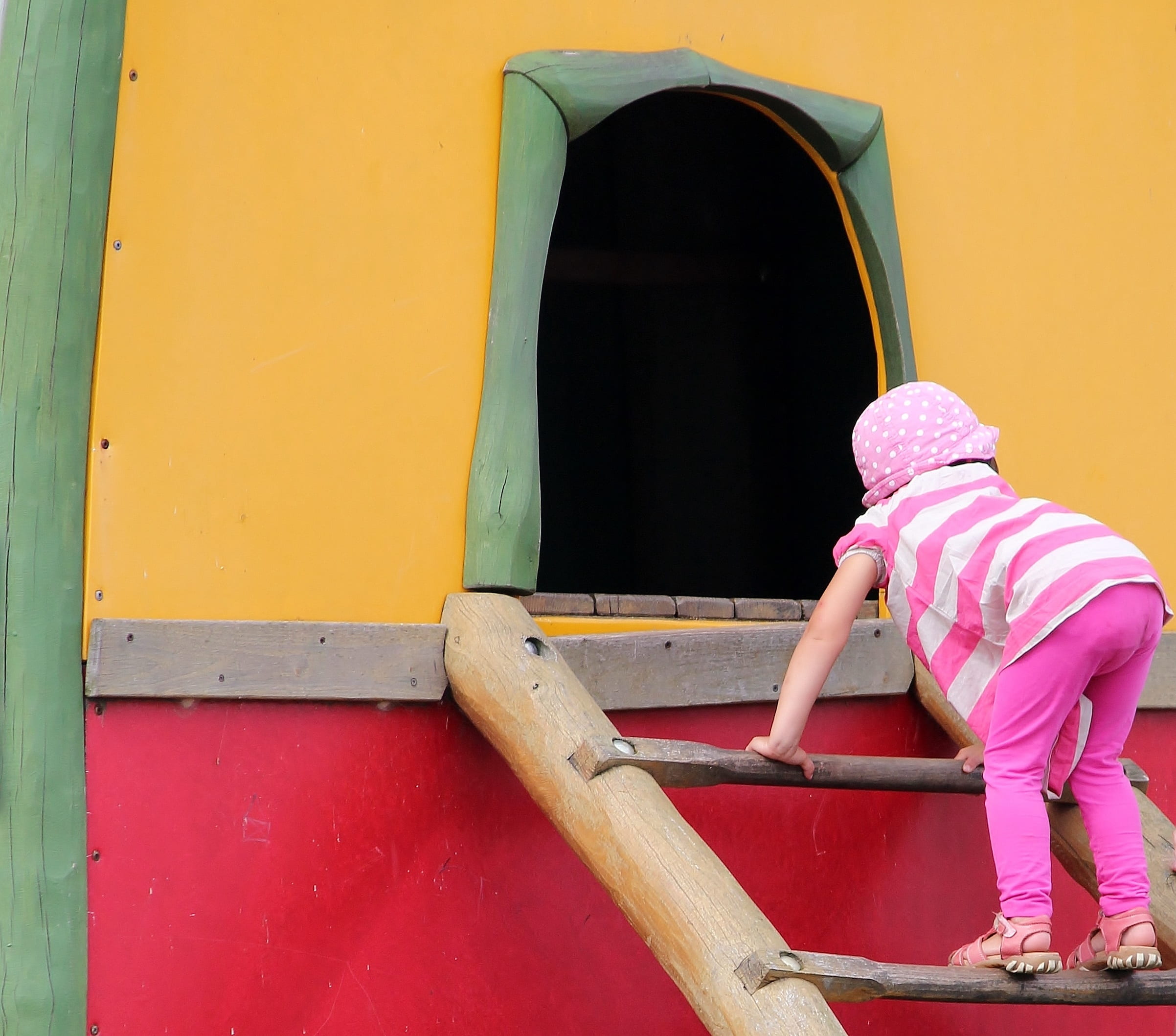 climb, childhood, height, fun, women, outdoors, day, leisure activity, courage, females, ladder, child, girl, built structure, kletterhaus, lifestyles, HD Wallpaper