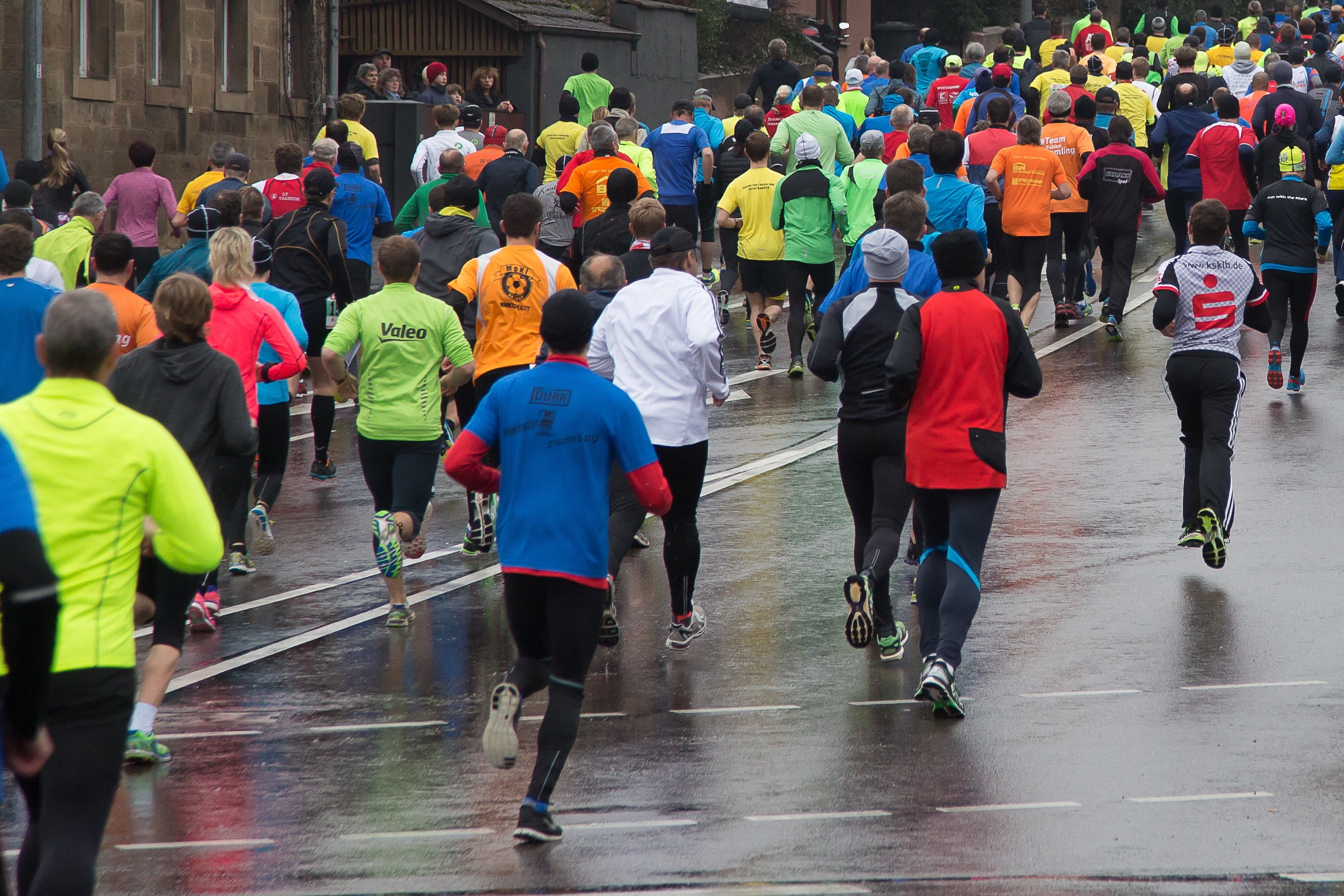 women, people, outdoors, day, lifestyles, crowd, clothing, real people, group of people, street, men, road, fit, gray, fun run, sport, city, jog, monsoon, HD Wallpaper