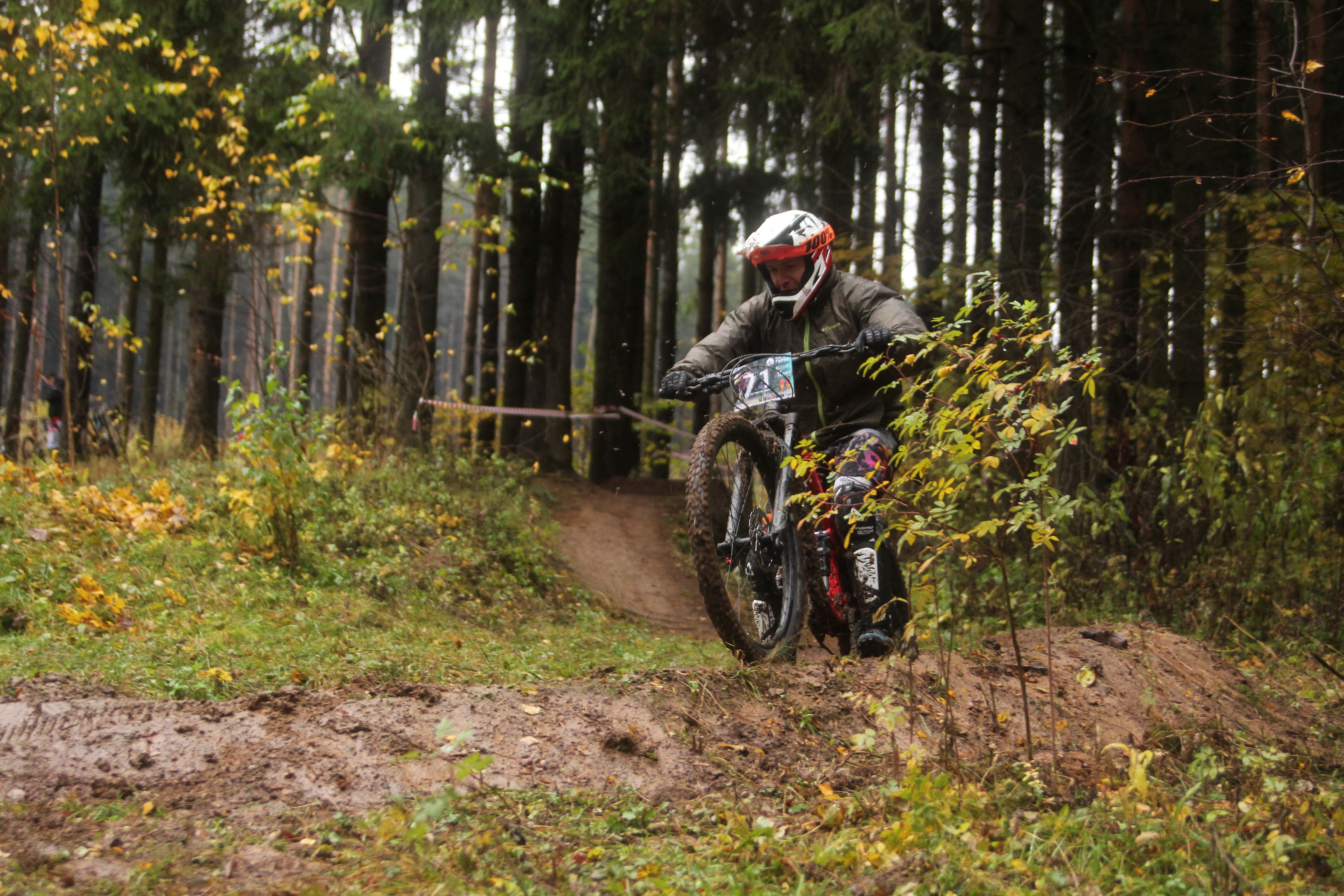 helmet, competition, movement, arrival, fall, cyclist, yakhroma, dirt, one person, crash helmet, mountain bike, downhill, land, autumn leaves, check-in, HD Wallpaper
