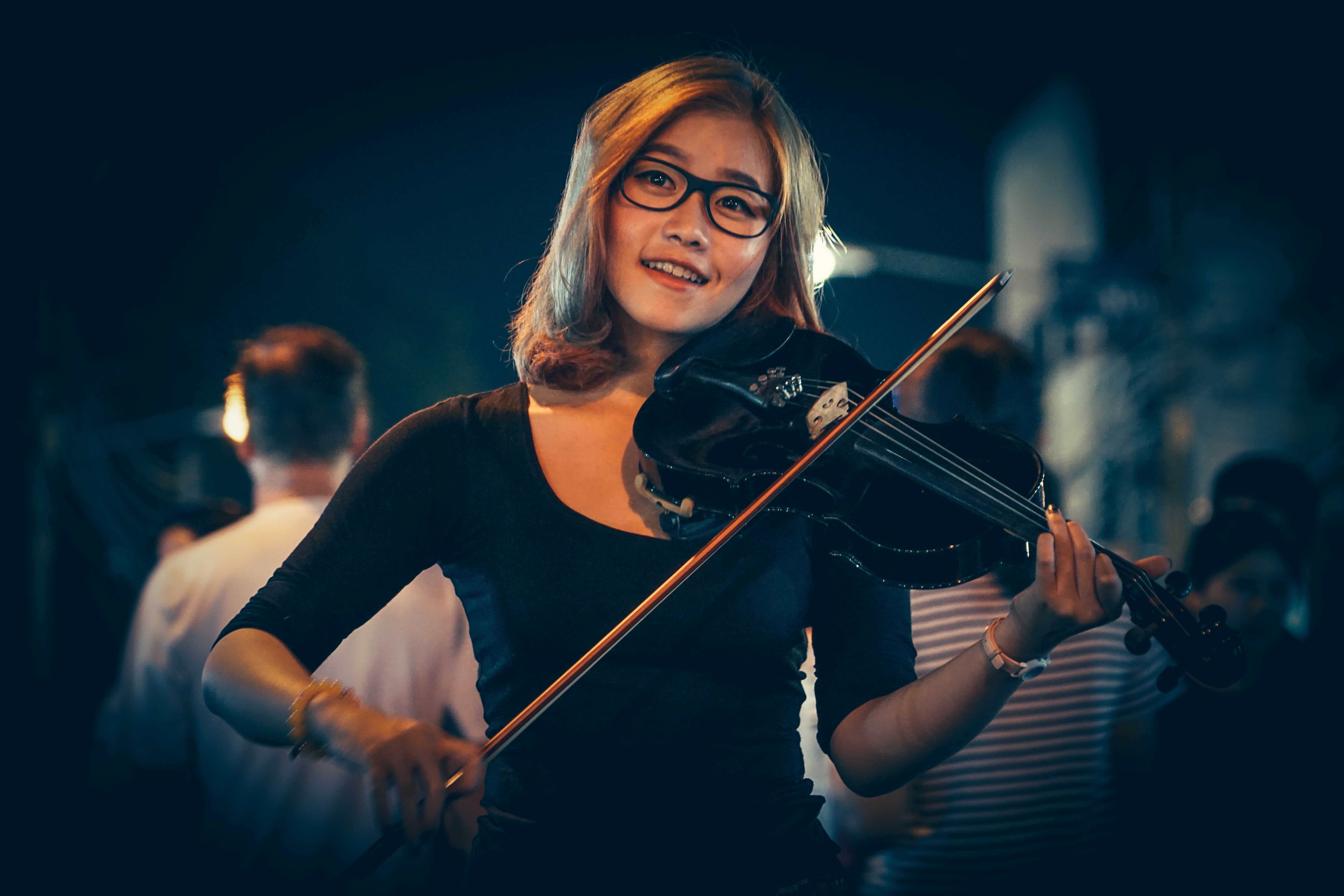 young adult, smiling, performing arts event, musical instrument, happy, people, artist, violin, violinist, focus, woman, hairstyle, close-up, one person, HD Wallpaper