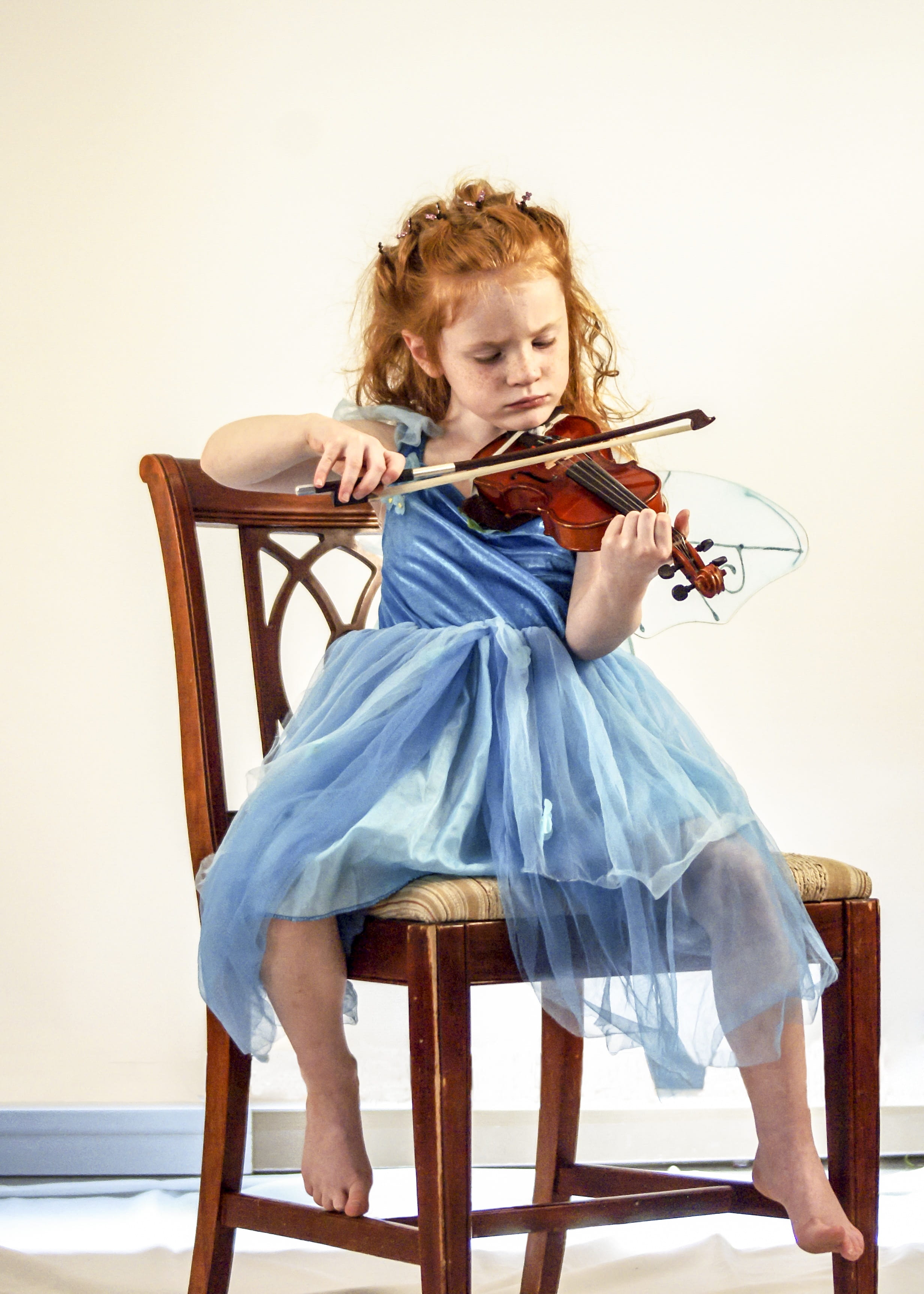 artist, young, full length, 2K, girl, instrument, playing, sitting, fairy, chair, music, hairstyle, musician, string instrument, musical, portrait, wearing, Phone HD Wallpaper