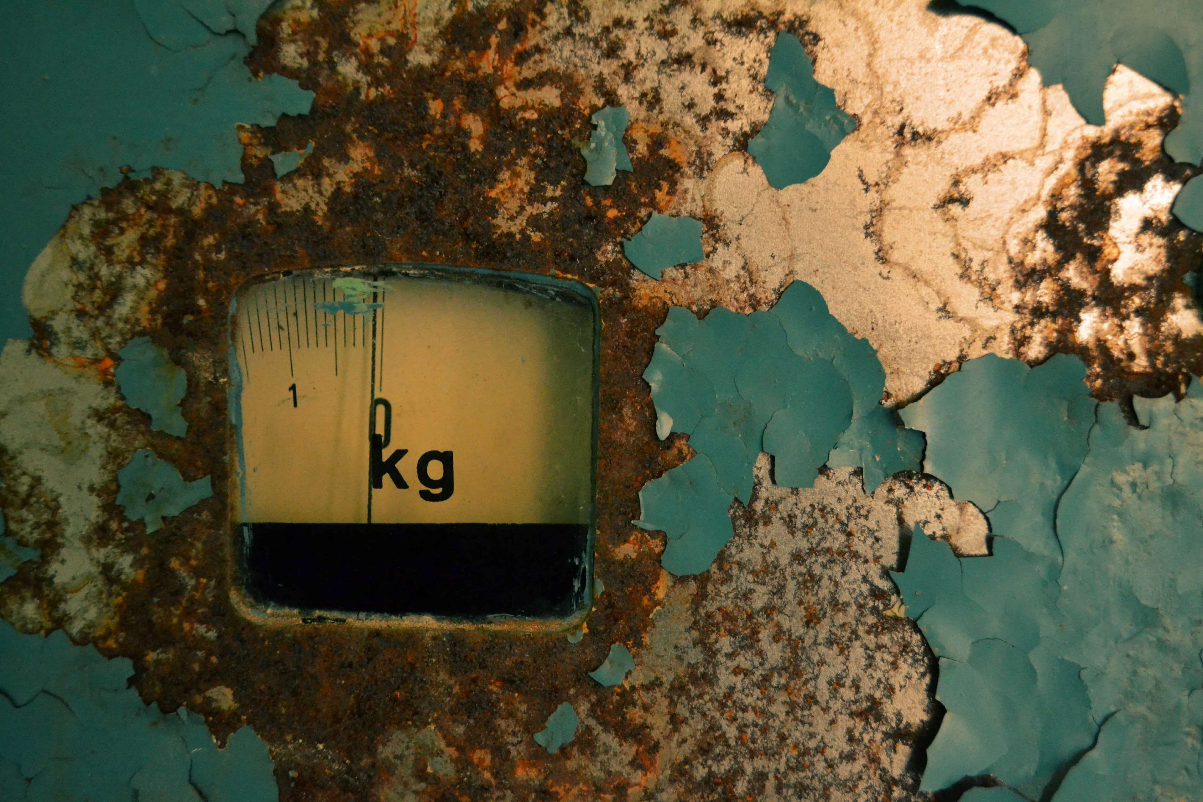 close-up, vintace, unique, outdoors, run-down, paint, damaged, wall - building feature, 4K, obsolete, old, deterioration, rust, water, number, kg, weight, HD Wallpaper