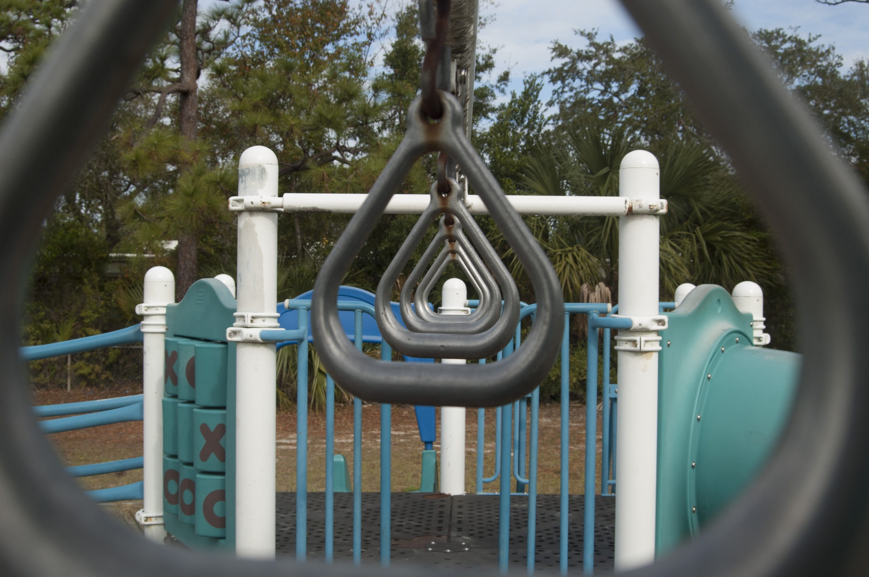 park, rings, absence, no people, outdoor play equipment, nature, blue, equipment, monkey bars, focus on background, tree, outdoors, jungle gym, symmetry, HD Wallpaper