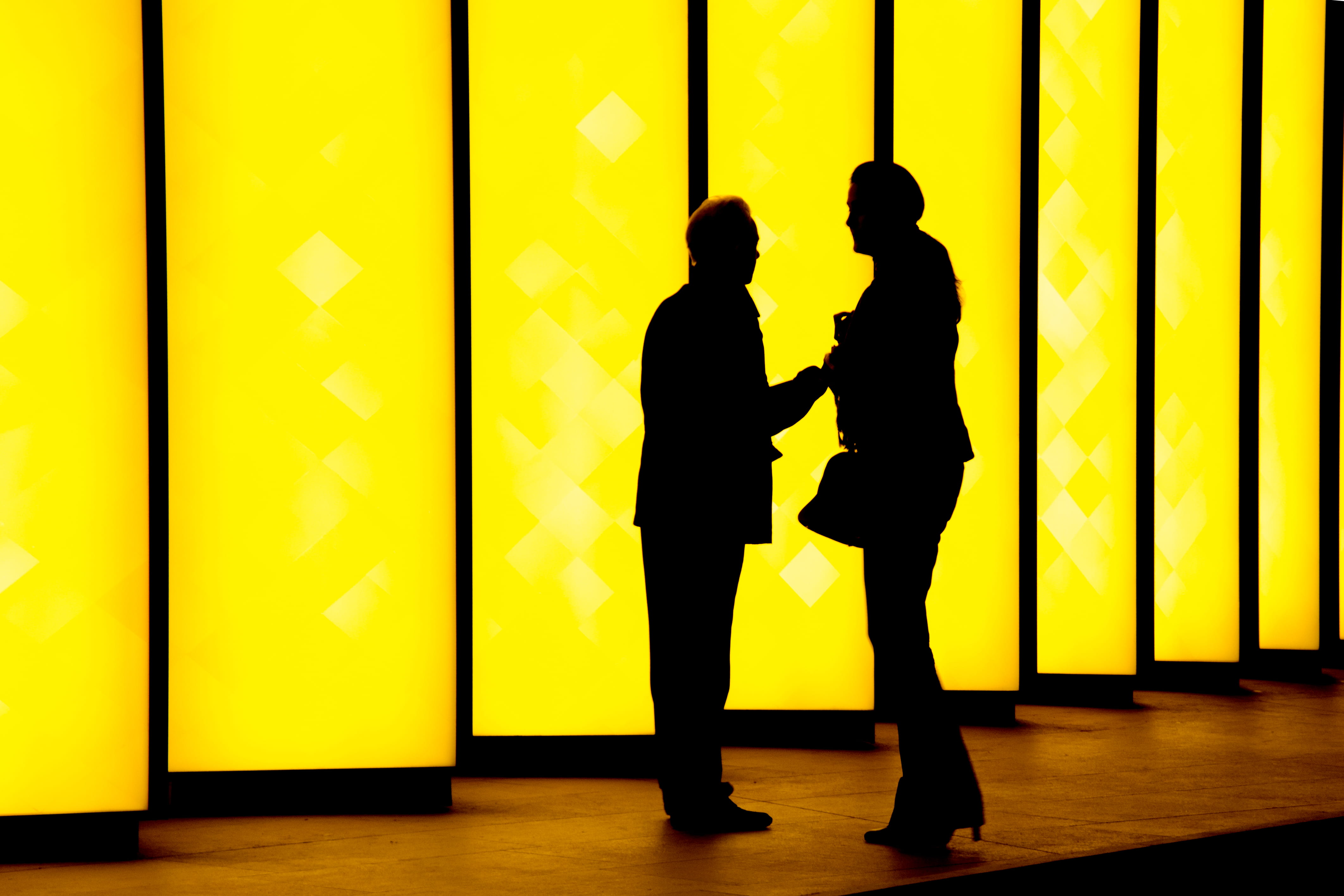 indoors, full length, leisure activity, ombre, jaune, adult, communication, men, togetherness, architecture, cooperation, échange, side view, sunset, yellow, HD Wallpaper