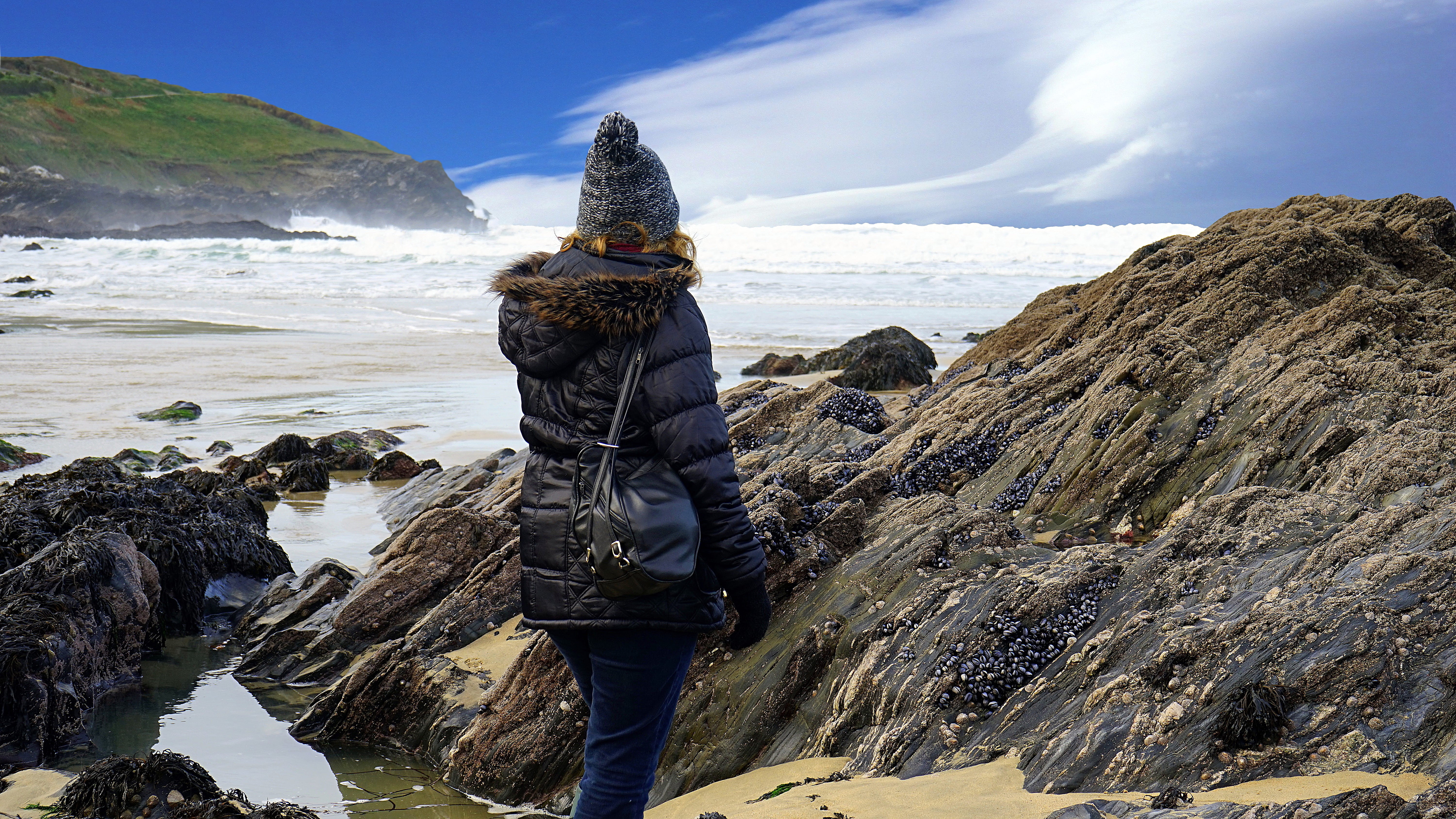 scene, woman, iguana, grass, colors, cloud - sky, nature, scenics - nature, solid, waves, rock, green, daylight, clouds, bright, winter jacket, landscape, HD Wallpaper