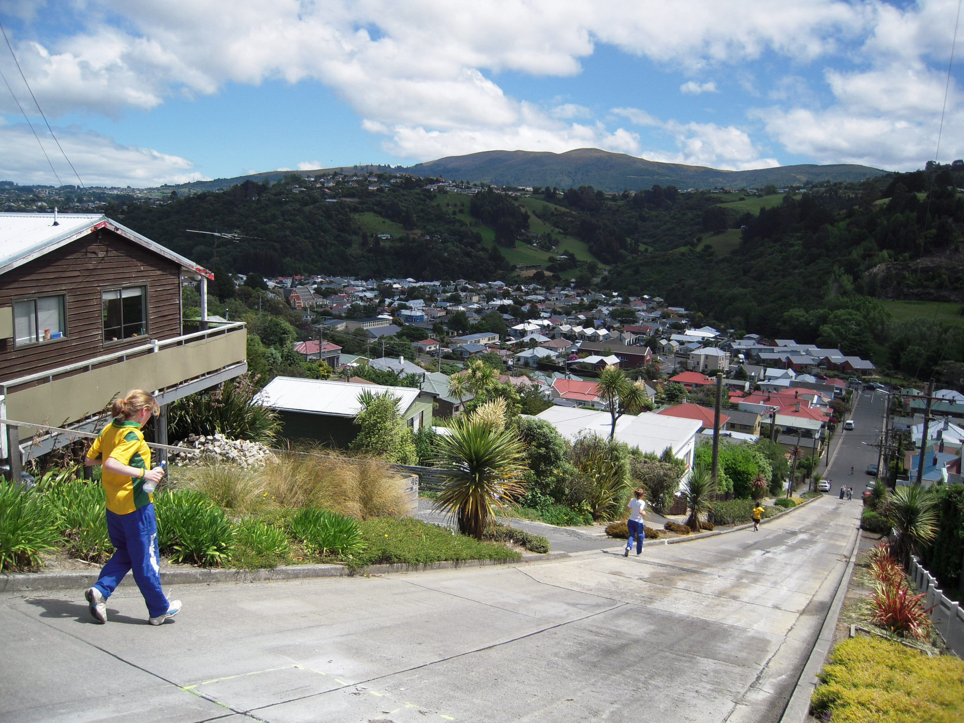people, lifestyles, building exterior, males, baldwin, outdoors, cloud - sky, 2K, sky, boys, steepest street, full length, architecture, baldwin street, HD Wallpaper