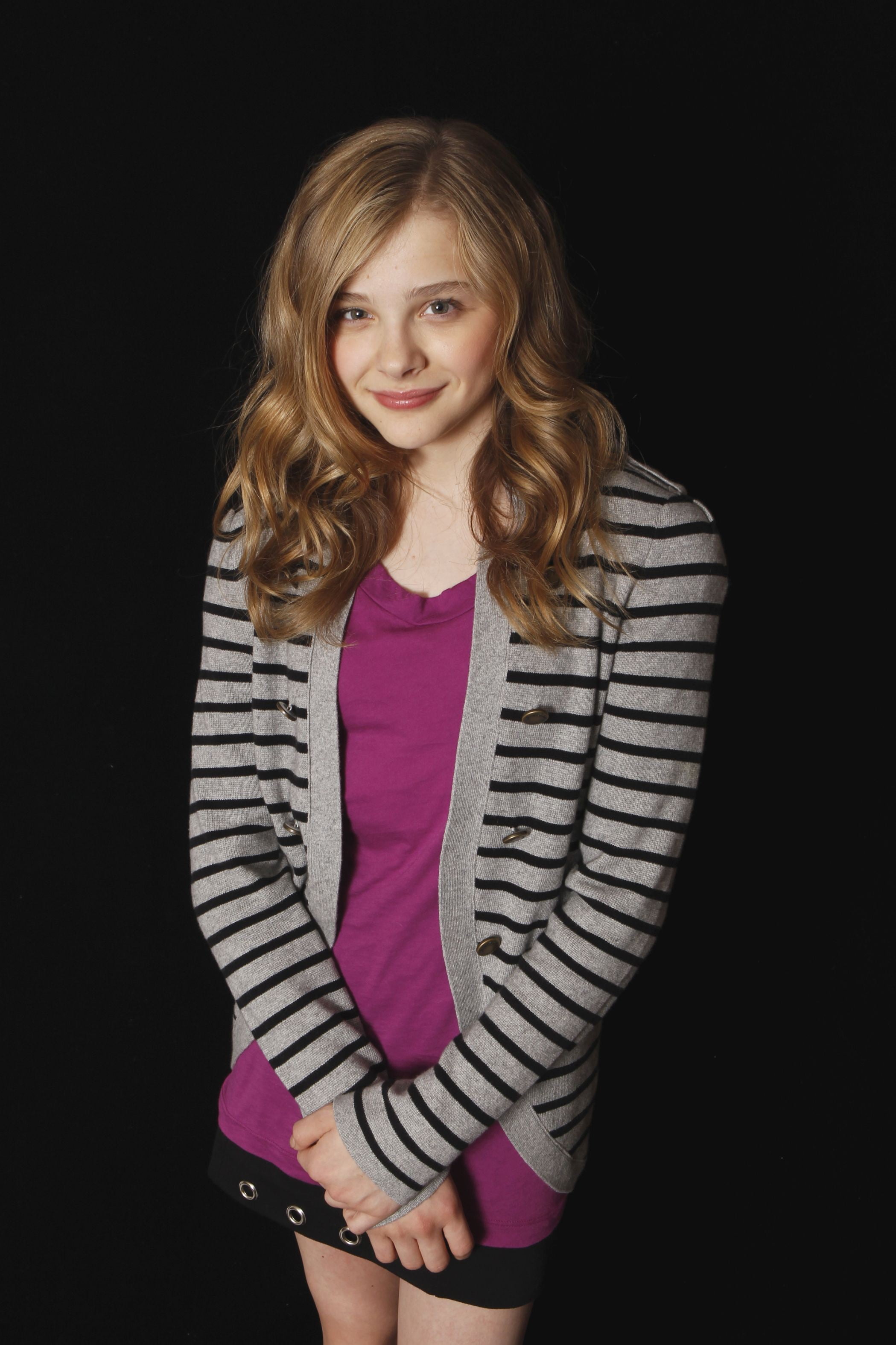 beautiful woman, women, actress, 2K, celebrity, indoors, hair, teenager, portrait, child, Chloë Grace Moretz, blond hair, studio shot, black background, Phone HD Wallpaper