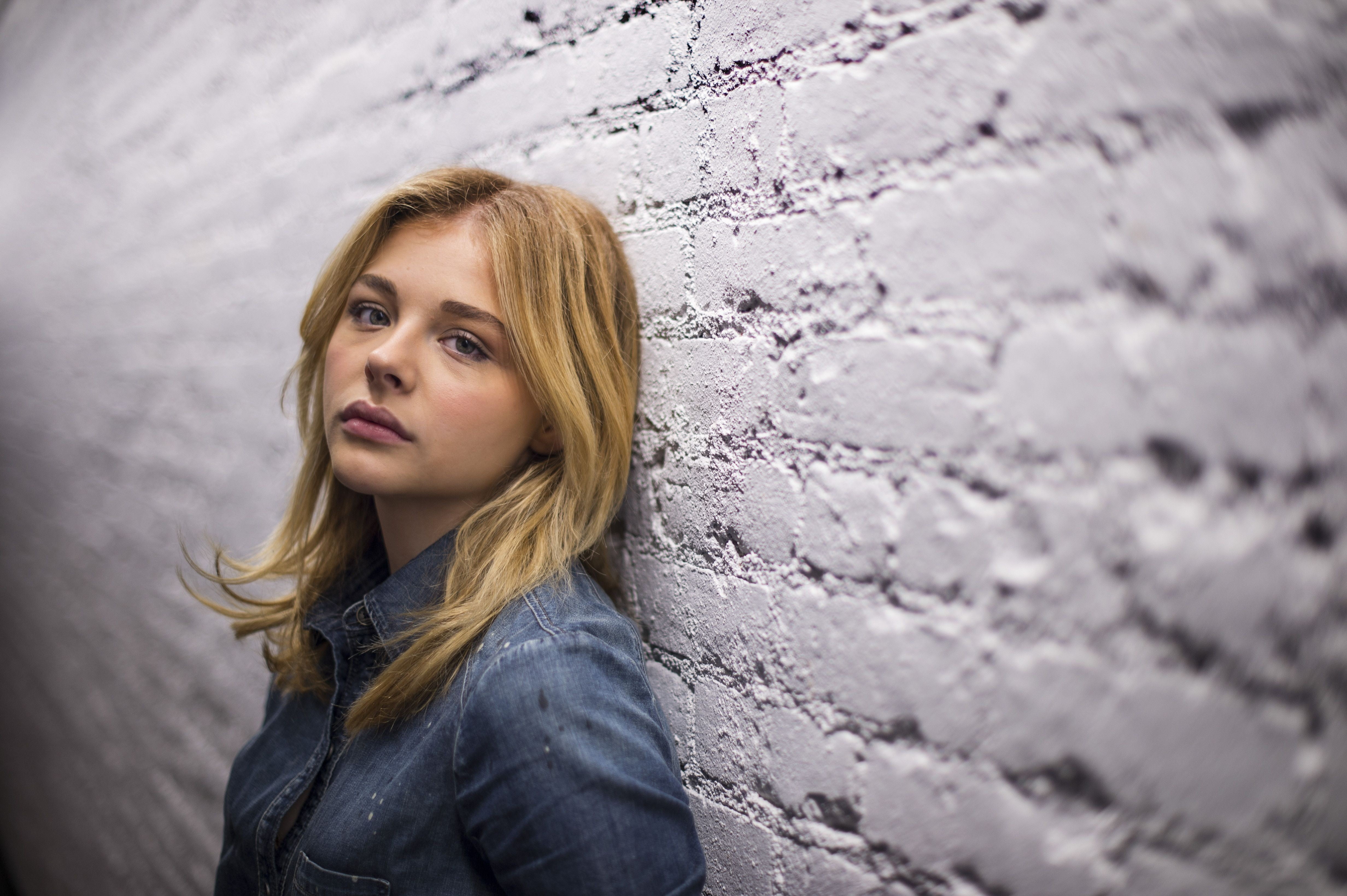 child, leisure activity, contemplation, celebrity, 4K, blond hair, standing, looking, wall - building feature, hair, teenager, hairstyle, childhood, beautiful woman, HD Wallpaper