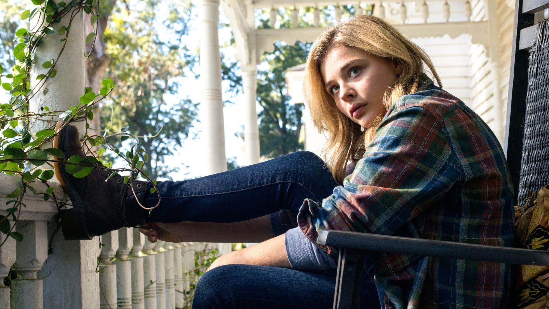 three quarter length, real people, Chloë Grace Moretz, plant, actress, sitting, looking, blond hair, 1080P, jeans, architecture, lifestyles, blonde, hairstyle, HD Wallpaper