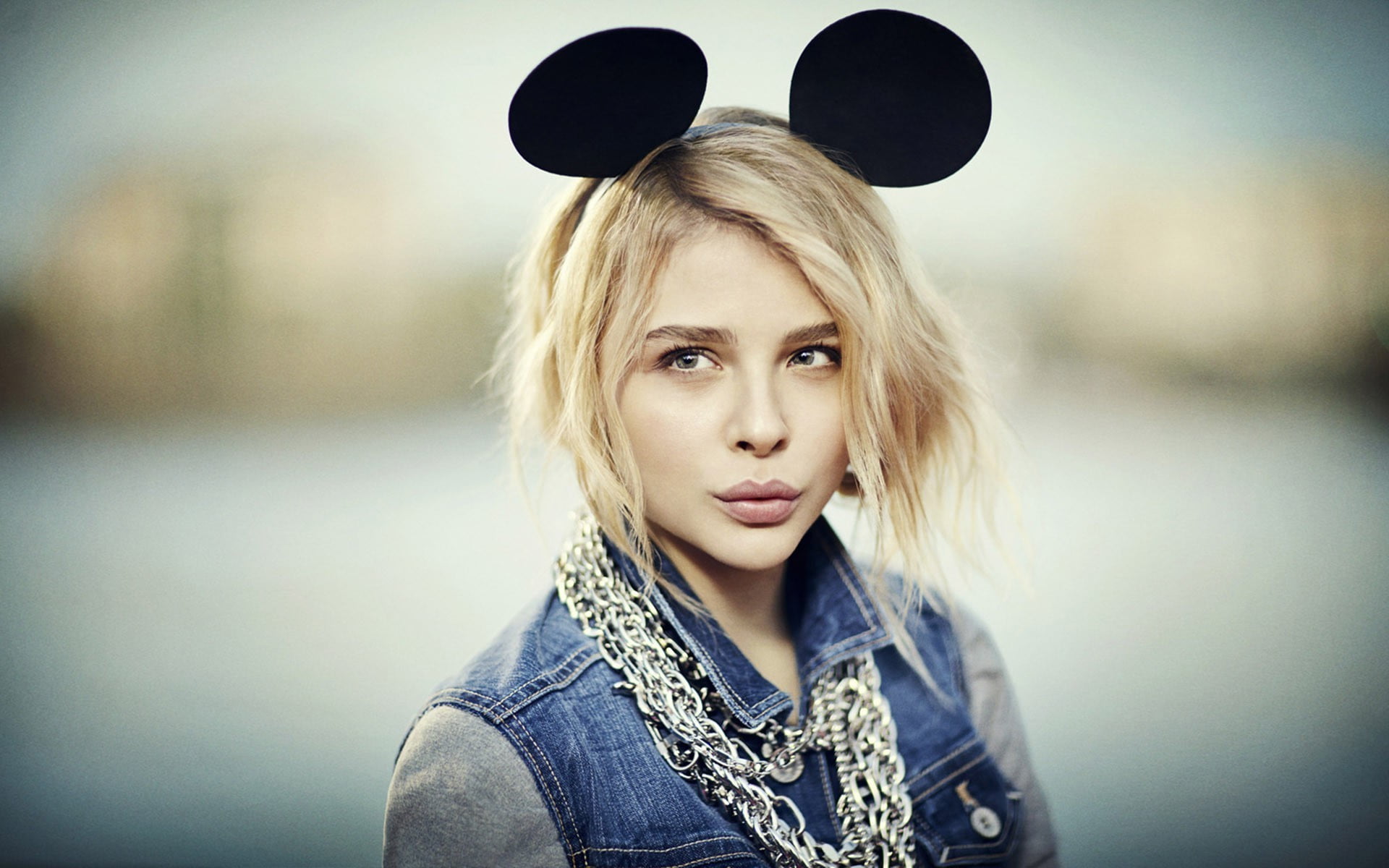 beauty, beautiful woman, 1080P, Chloë Grace Moretz, real people, headshot, blond hair, young adult, one person, clothing, long hair, contemplation, looking at camera, HD Wallpaper