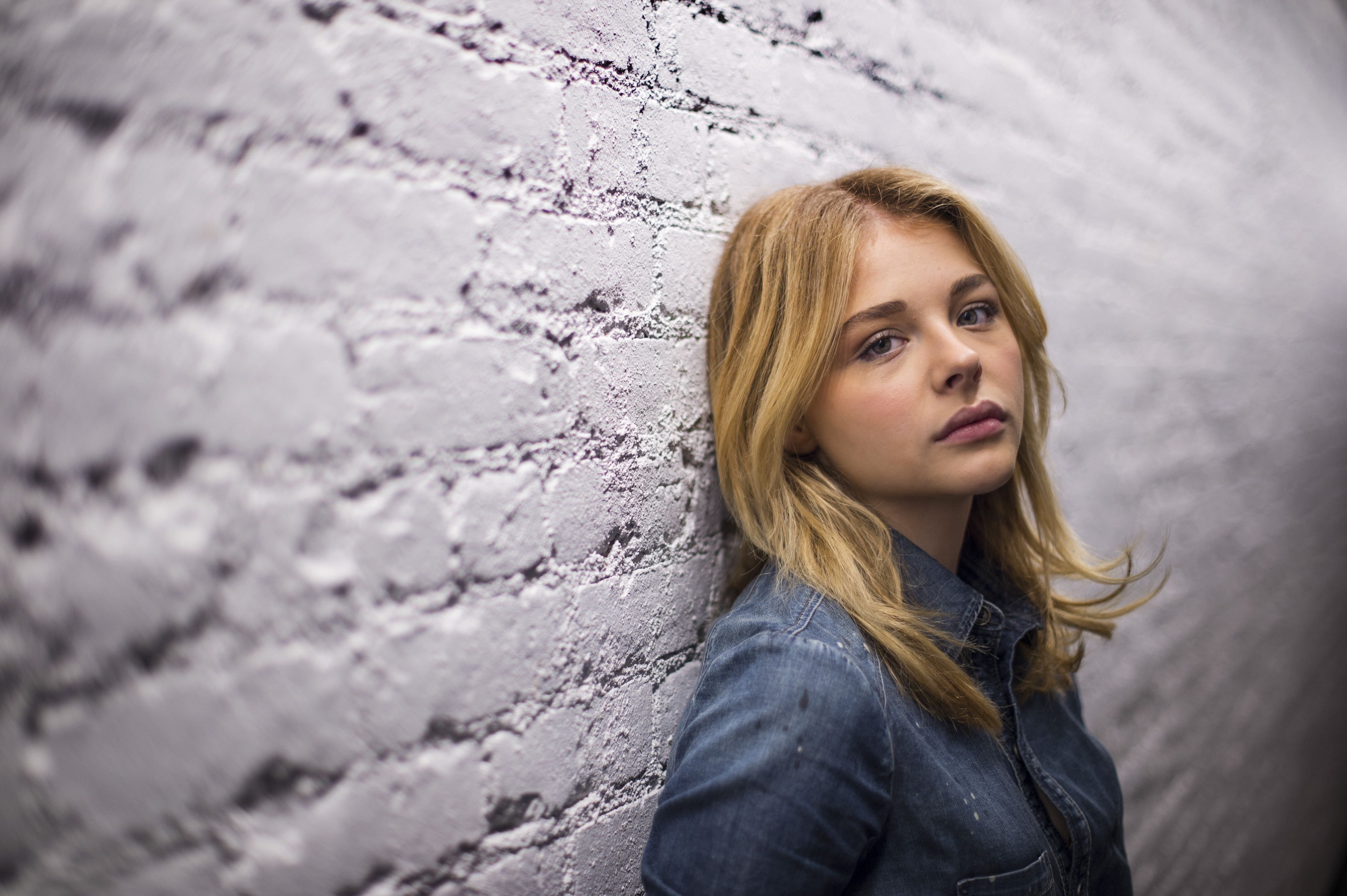 portrait, hairstyle, blond hair, looking at camera, women, outdoors, one person, 4K, beauty, beautiful woman, child, standing, teenager, looking, chlo grace moretz against wall women, HD Wallpaper