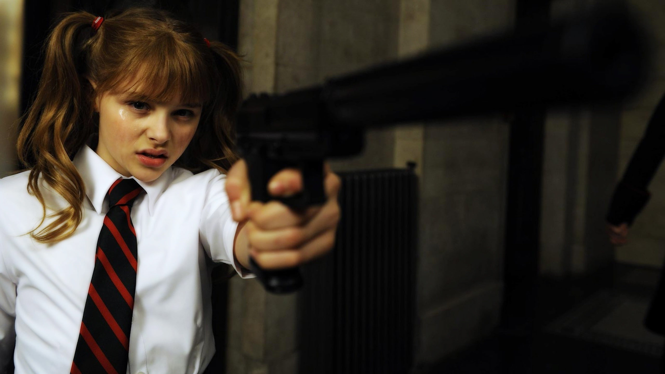kick ass chlo grace moretz, government, fear, social issues, weapon, handgun, communication, aggression, portrait, sign, aiming, crime, holding, adult, HD Wallpaper