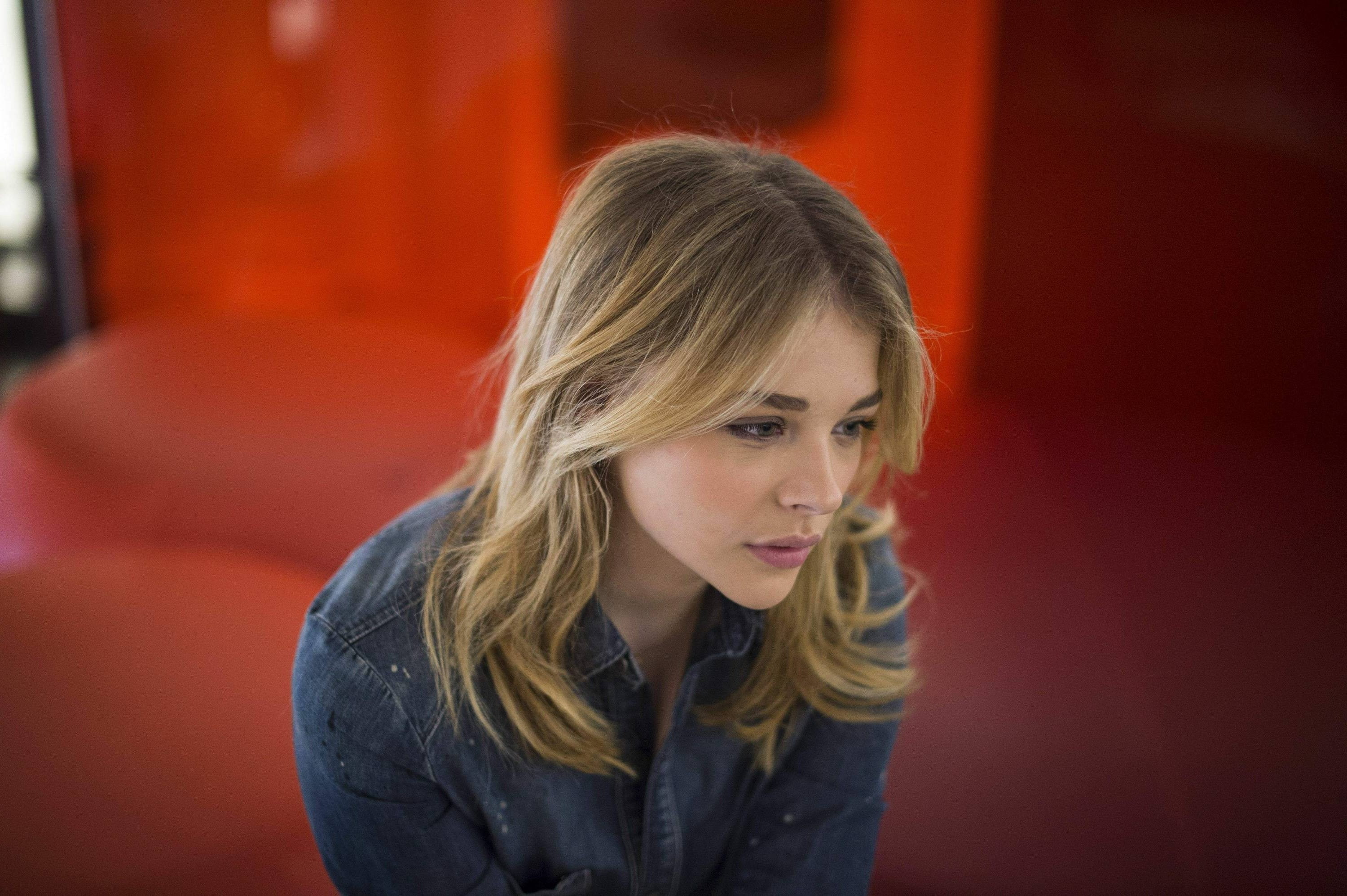 teenager, portrait, women, long hair, beautiful woman, indoors, 2K, women blonde blurred chlo grace moretz, hair, adolescence, contemplation, young adult, HD Wallpaper