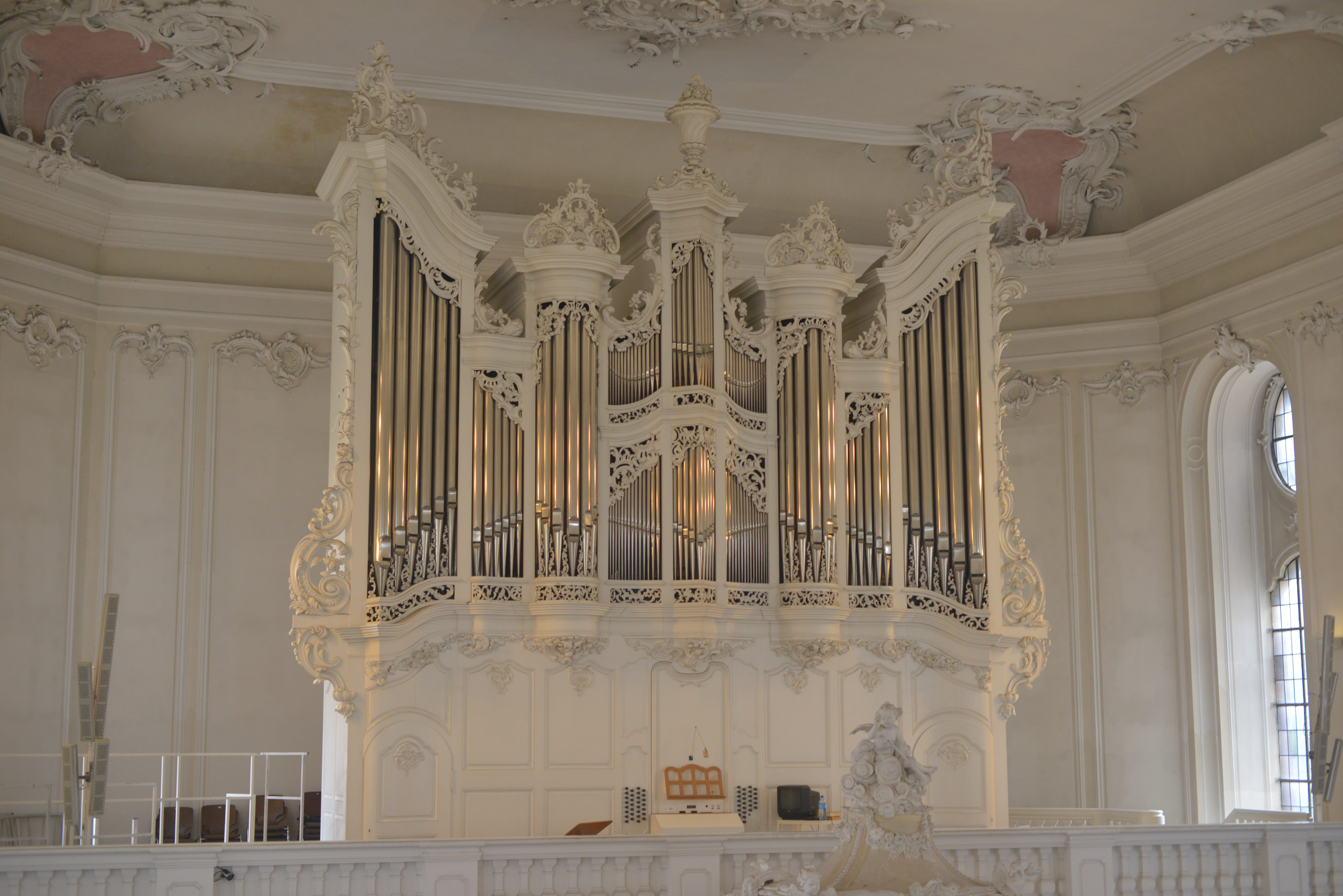 building exterior, organ, 5K, place of worship, saarbrücken, arts culture and entertainment, low angle view, building, ornate, spirituality, architecture and art, HD Wallpaper