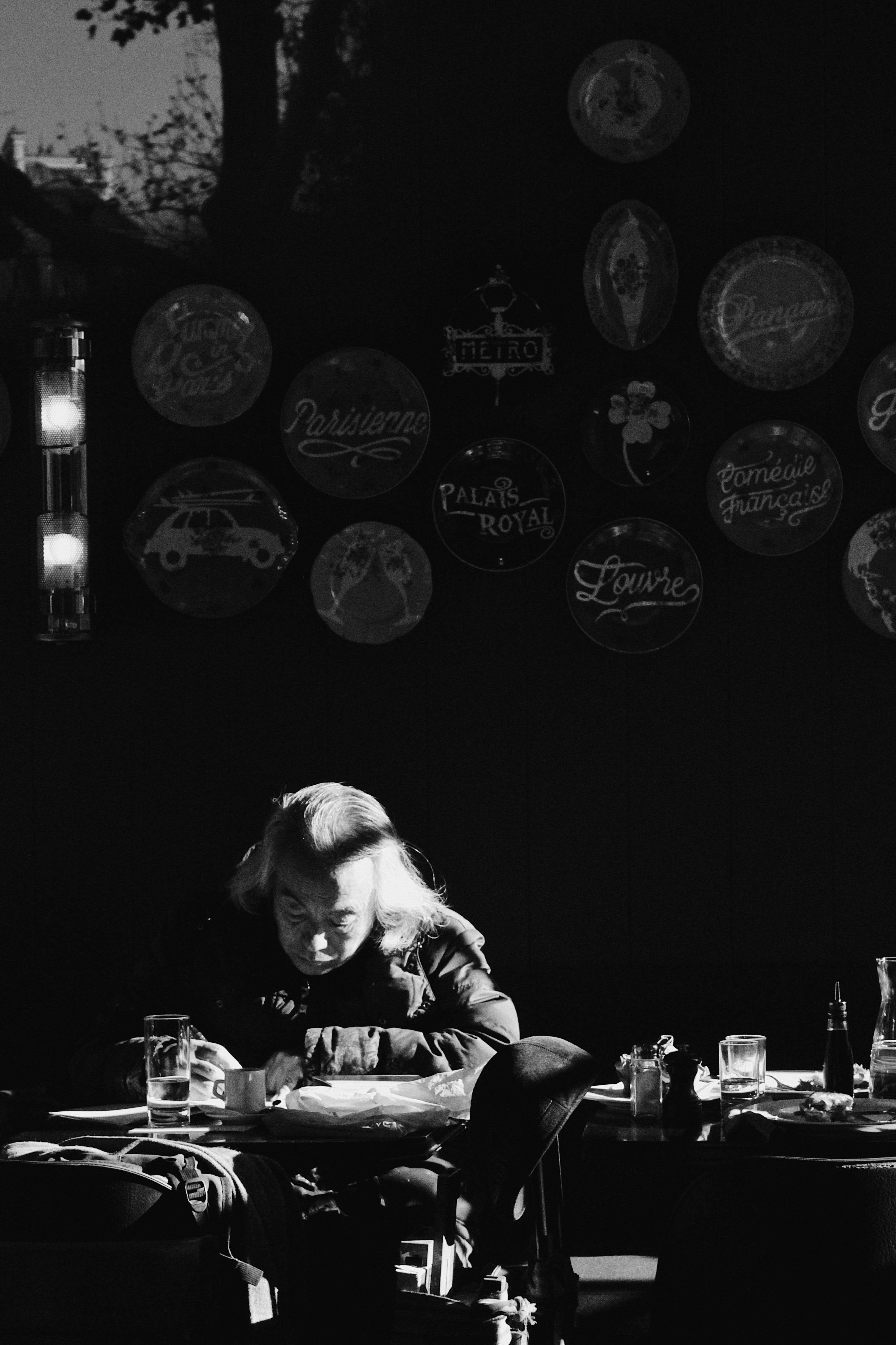 business, landscape, lifestyles, guy, man, music, fashion, grayscale, chairs, person, looking, table, 4K, sitting, glass, front view, adult, women, casual clothing, Phone HD Wallpaper
