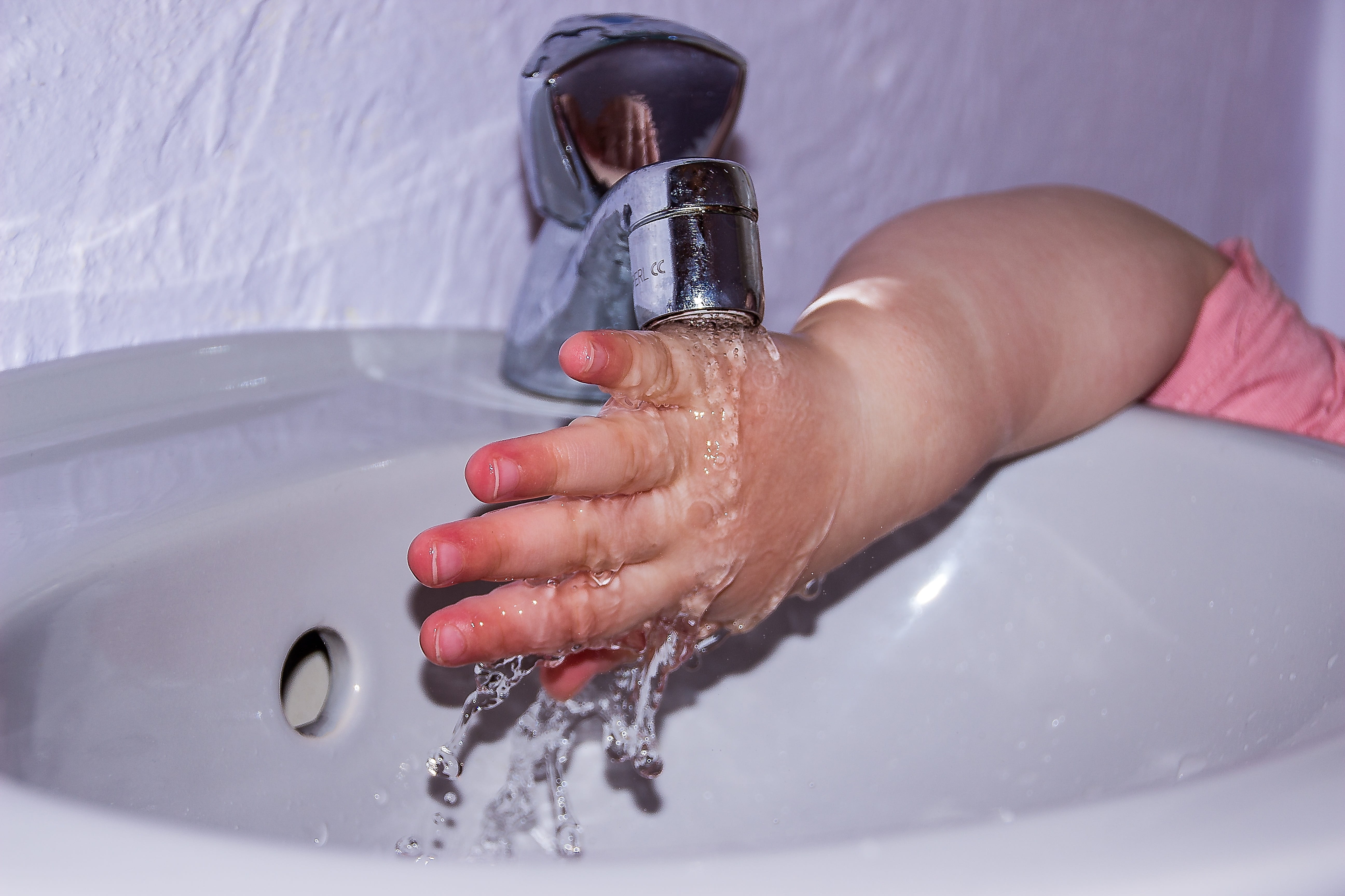 wet, right, close-up, domestic bathroom, finger, cool down, running water, home, 5K, hygiene, bathroom sink, indoors, washing, water feature, hand, cold water, HD Wallpaper