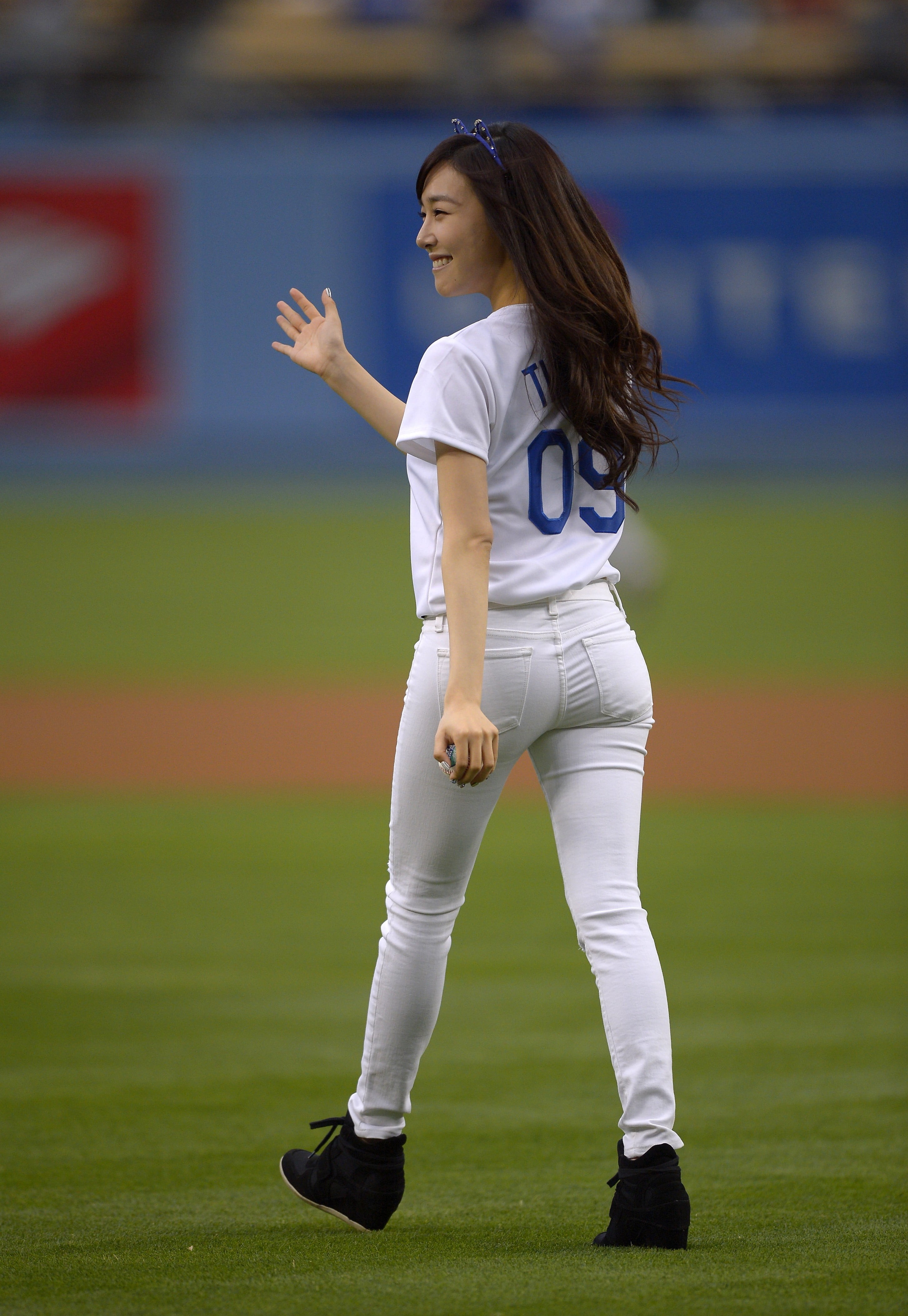 young women, kpop, clothing, playing, one person, young adult, korea, women, recreational pursuit, oriental, adult, healthy lifestyle, leisure activity, Phone HD Wallpaper