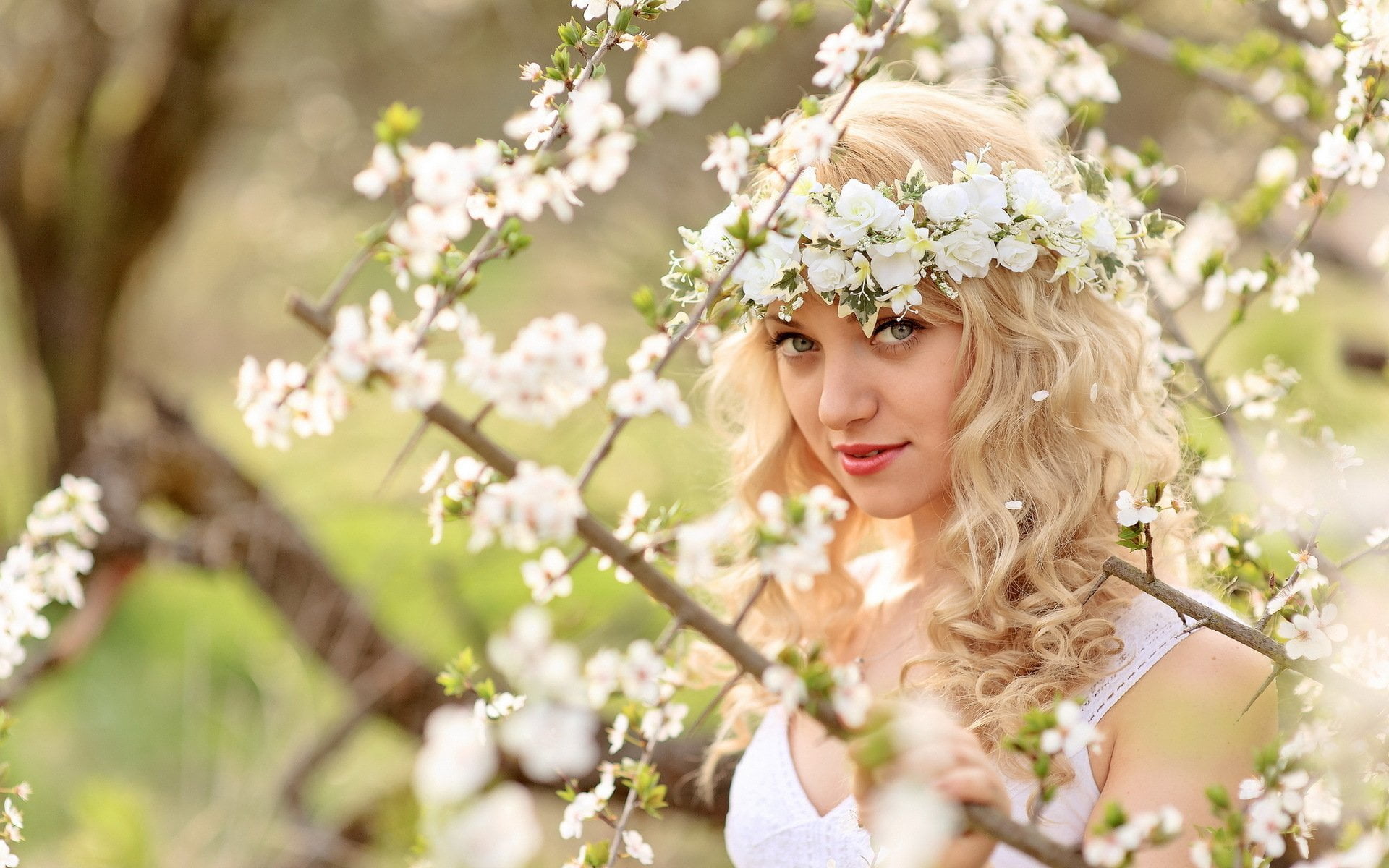 laurel wreath, beautiful people, adult, springtime, 1080P, beauty in nature, flowering plant, Women, young adult, tree, dress, beauty, Mood, day, flower, HD Wallpaper