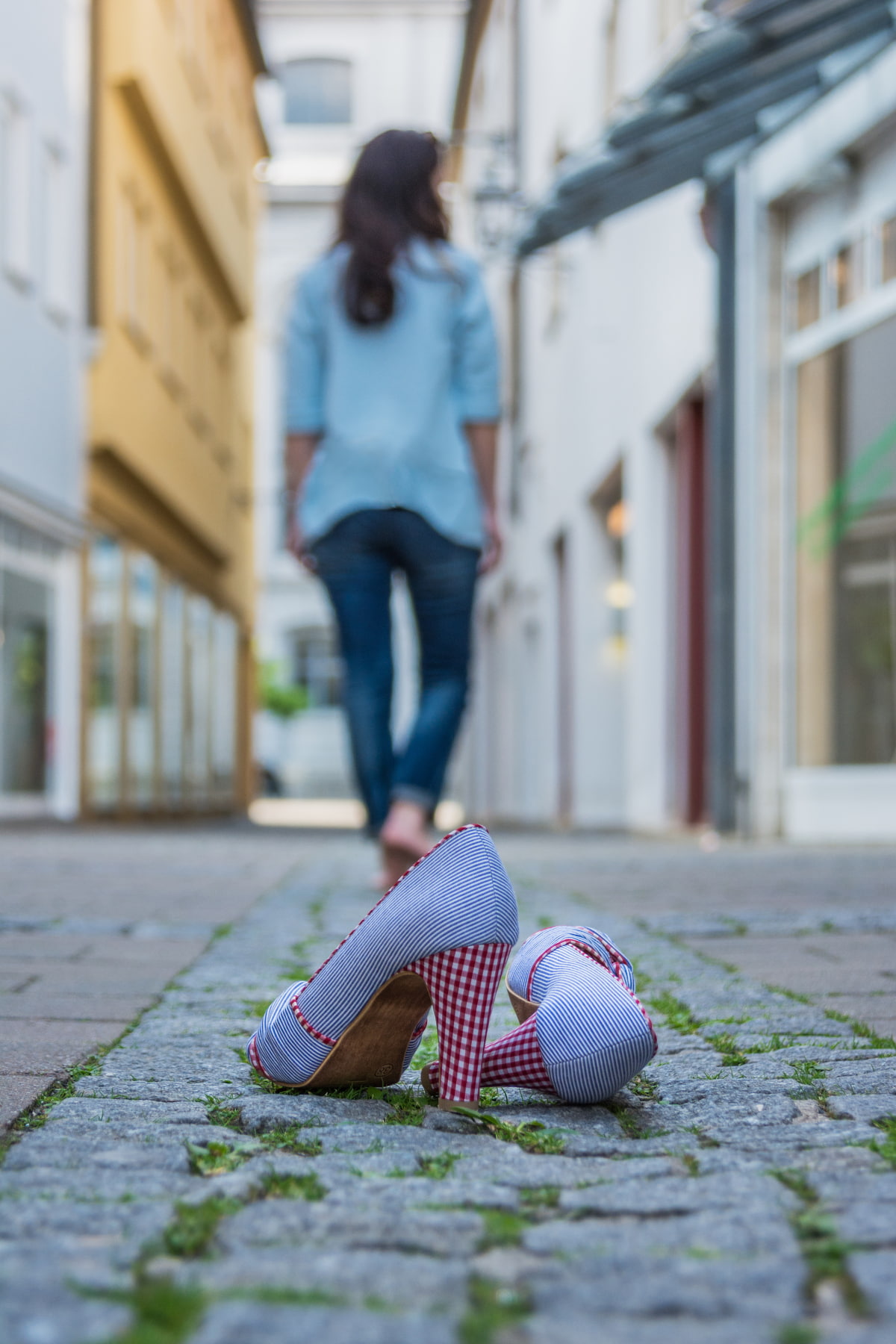 day, 720P, women, street, building, outdoors, front view, adult, high heels, women outdoors, sport, built structure, jeans, depth of field, footpath, full length, Phone HD Wallpaper