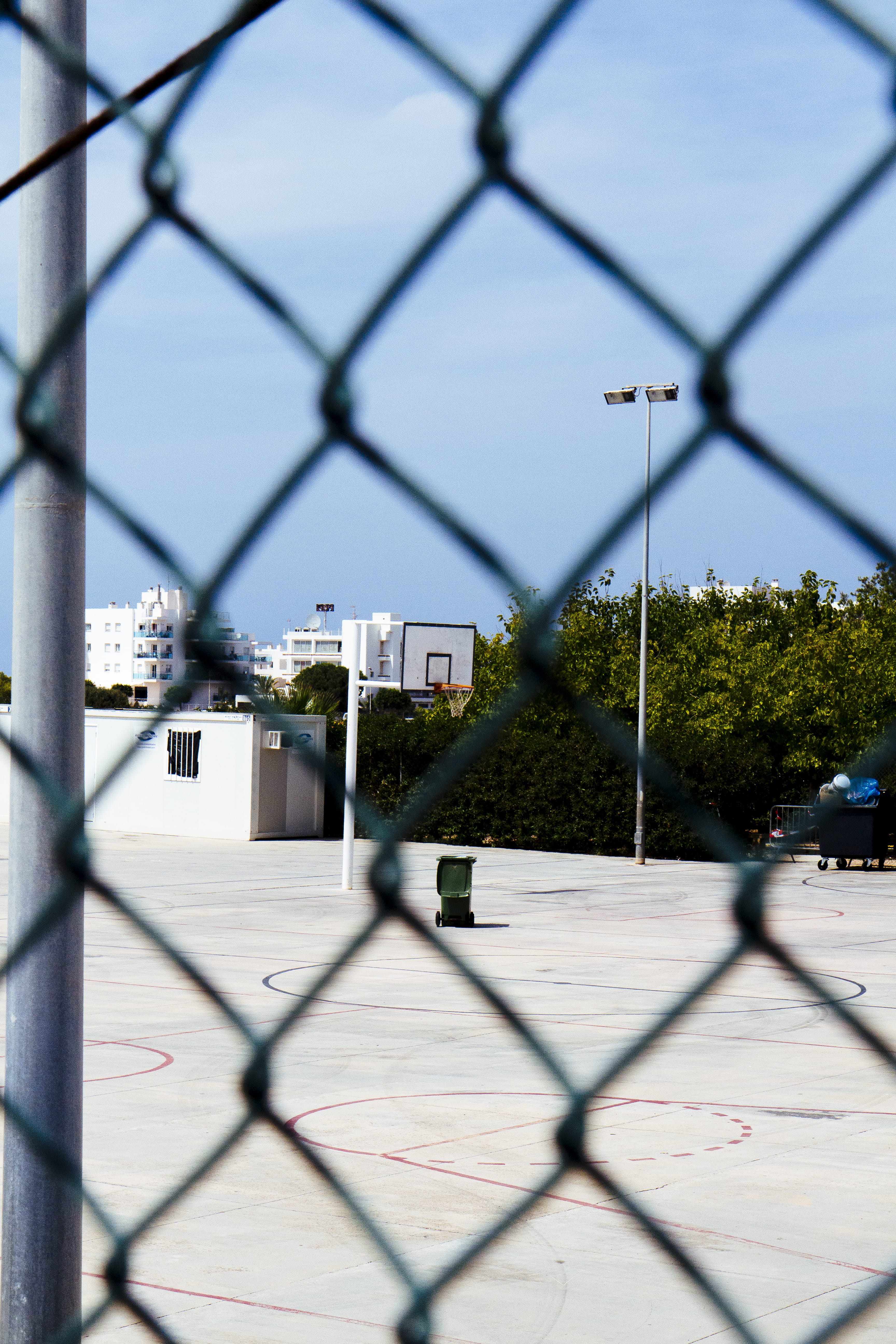 tarmac, built structure, san antonio, prison, asphalt, team sport, building exterior, sport, sky, basketball, school, protection, handrail, cyclone, metal, Phone HD Wallpaper