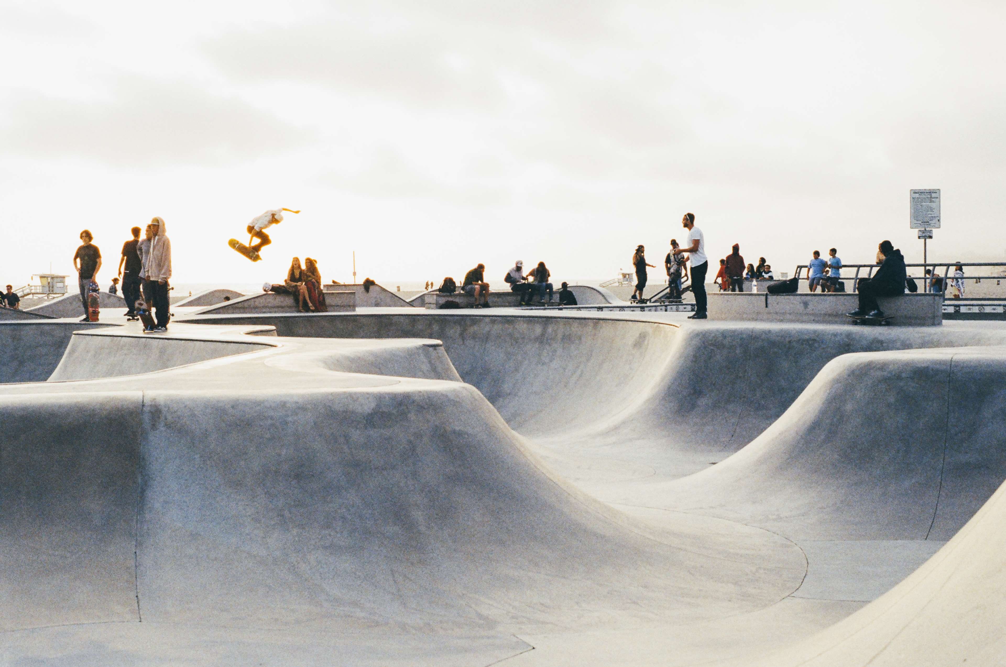 men, city, skatepark, sky, skateboard, sports ramp, skateboard park, nature, leisure activity, sports equipment, group of people, outdoors, crowd, women, HD Wallpaper