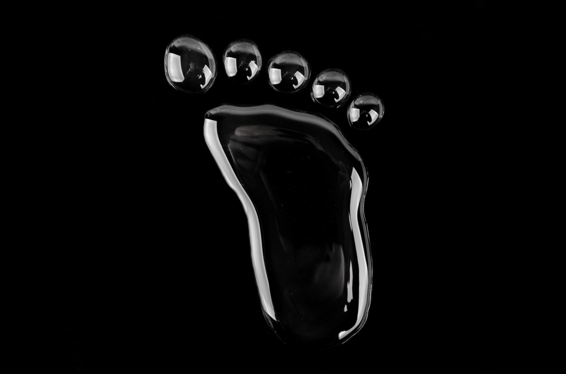 idea, print, dark, walk, gas, step, male, black color, design, people, wet, black background, black, concept, relax, glass - material, clear, fingers, symbol, HD Wallpaper