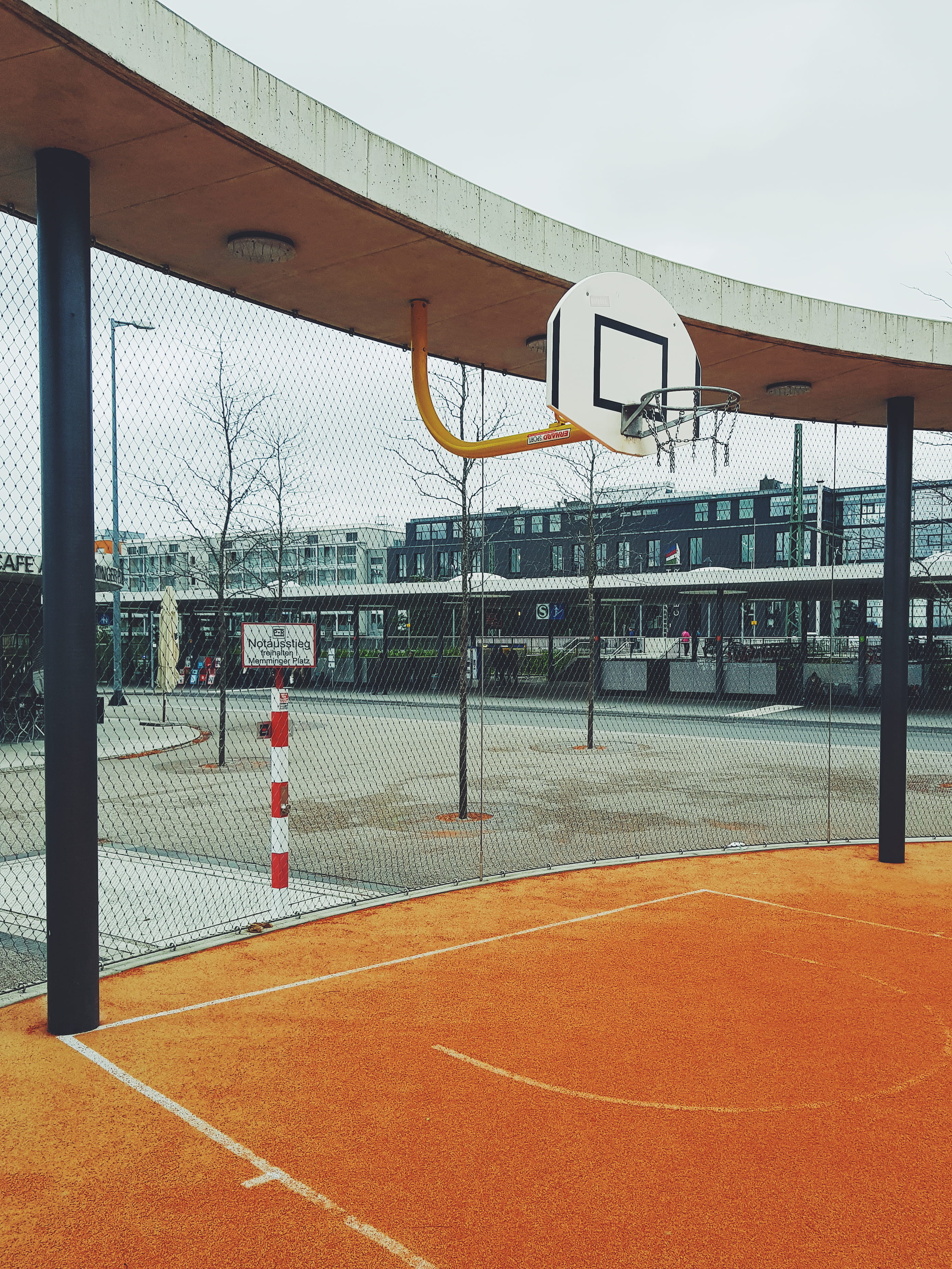 barrier, streetball, sunlight, tennis, street, sky, winter, city, nature, playing field, boundary, architecture, outdoors, urban, building exterior, sport, Phone HD Wallpaper