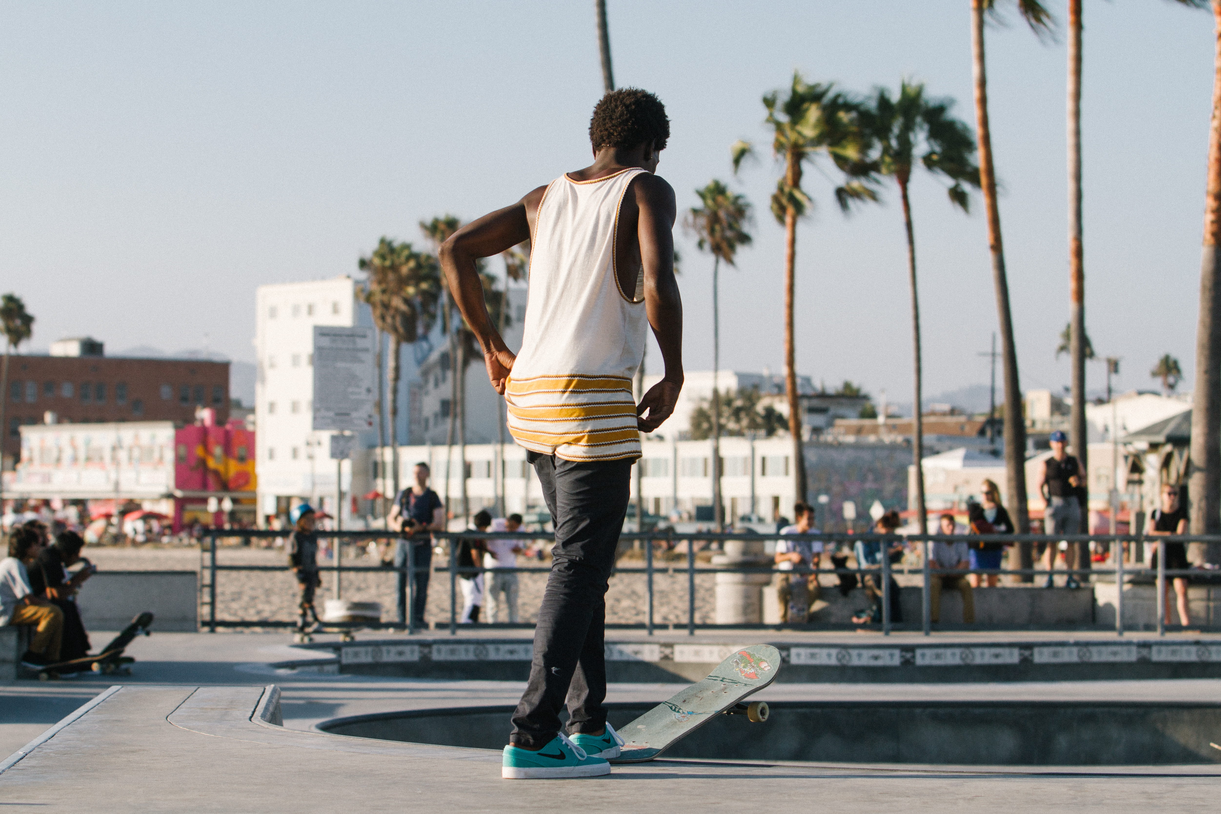 venice, united states, city, 4K, black man, casual clothing, focus on foreground, one person, walking, skate, los angeles, california, sun, real people, HD Wallpaper