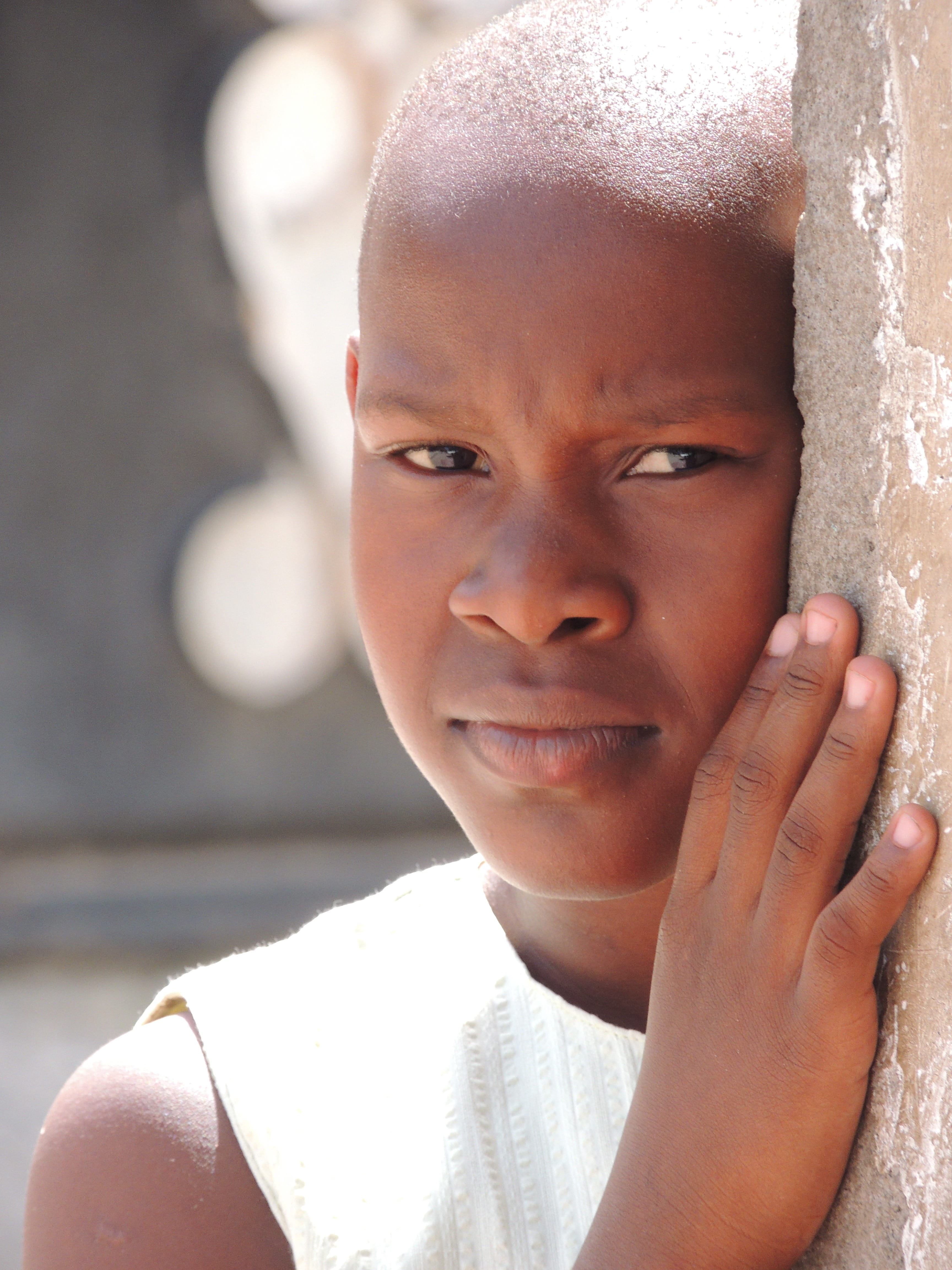 lifestyles, men, wearing, looking at camera, day, black, wall, headshot, 4K, sleeveless, focus on foreground, close-up, tanzania, serious, behind, boys, Phone HD Wallpaper