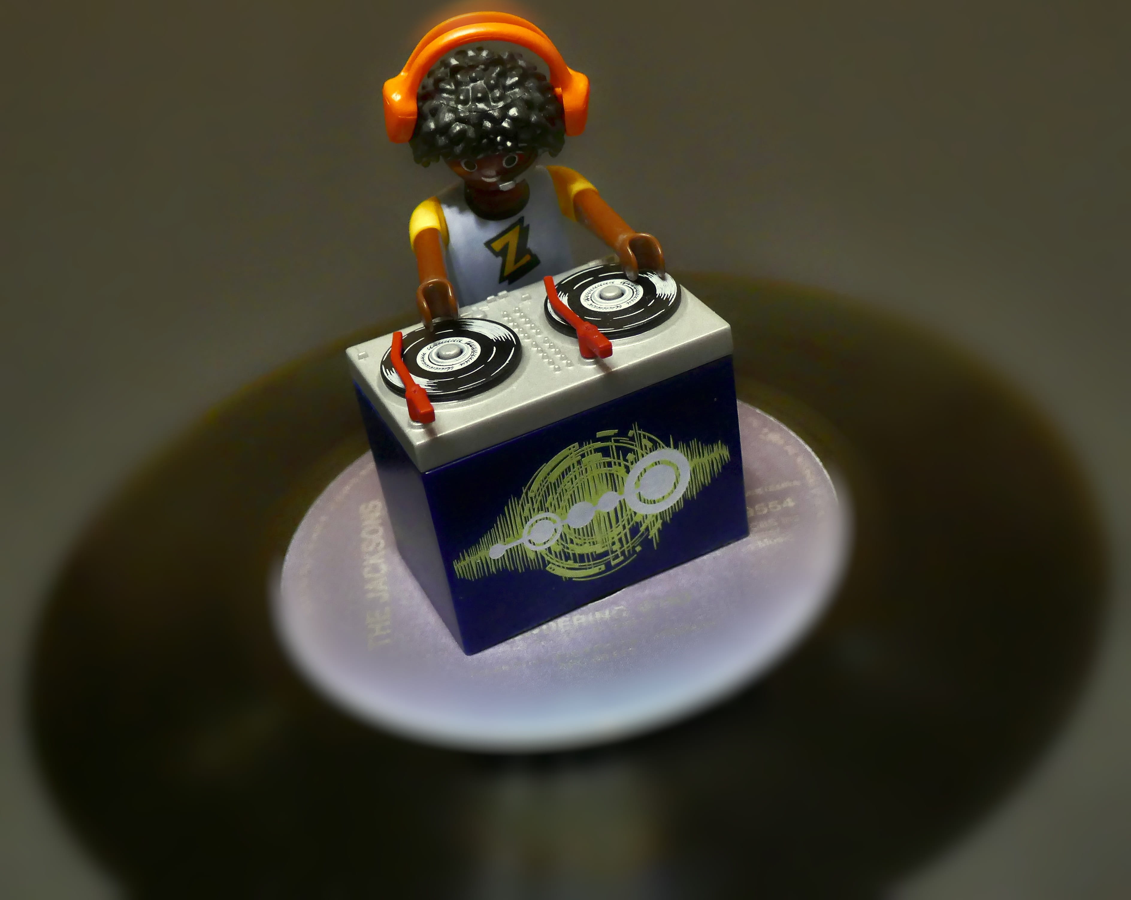 studio shot, clock, representation, figures, game characters, playmobil, headphones, food and drink, figure, table, antique, retro styled, record player, HD Wallpaper