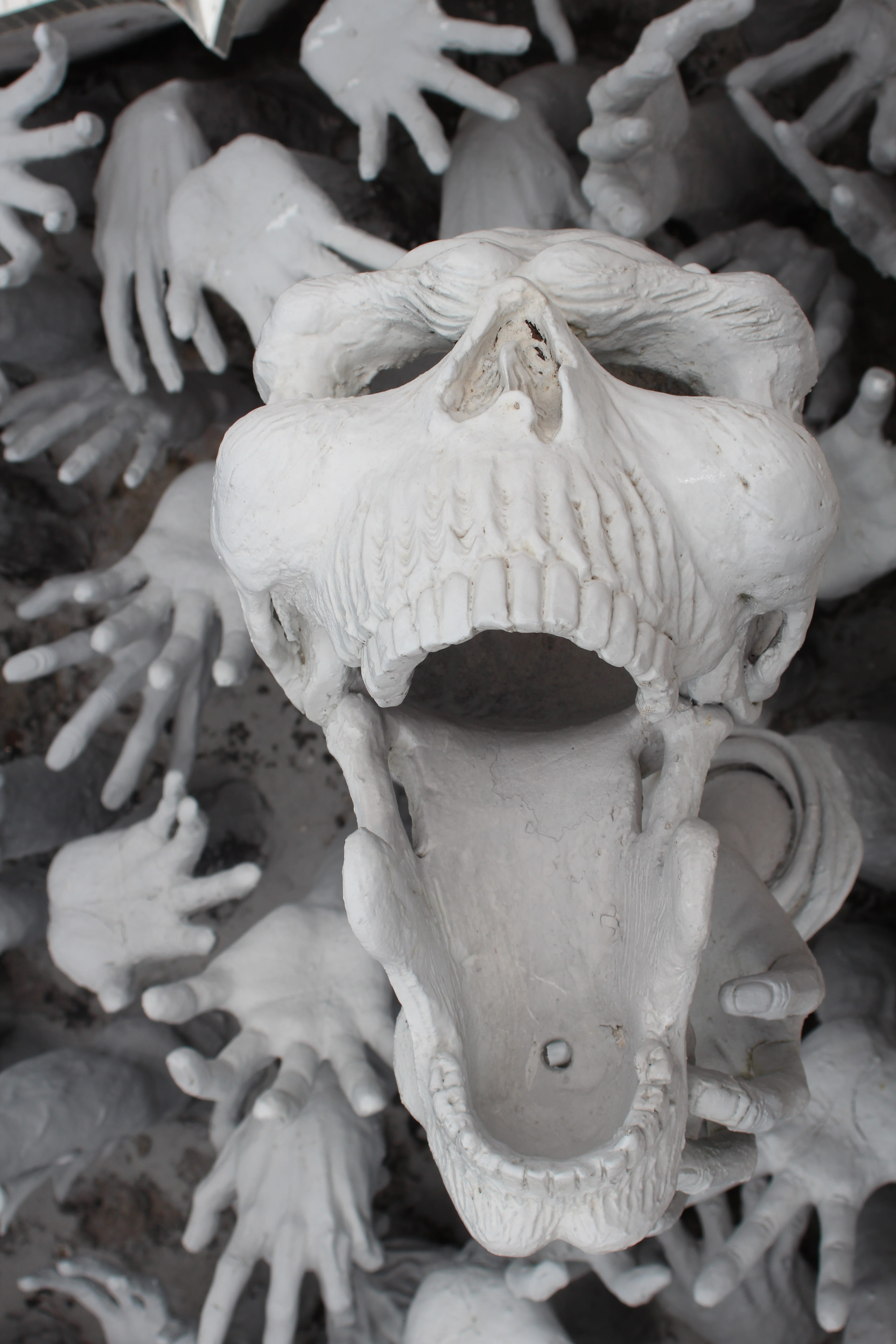 dead, skull bone, human skeleton, temple, white color, hopeless, day, scary, bone, close-up, white, horror, mortal, skull, hands, sculpture, statue, high angle view, Phone HD Wallpaper