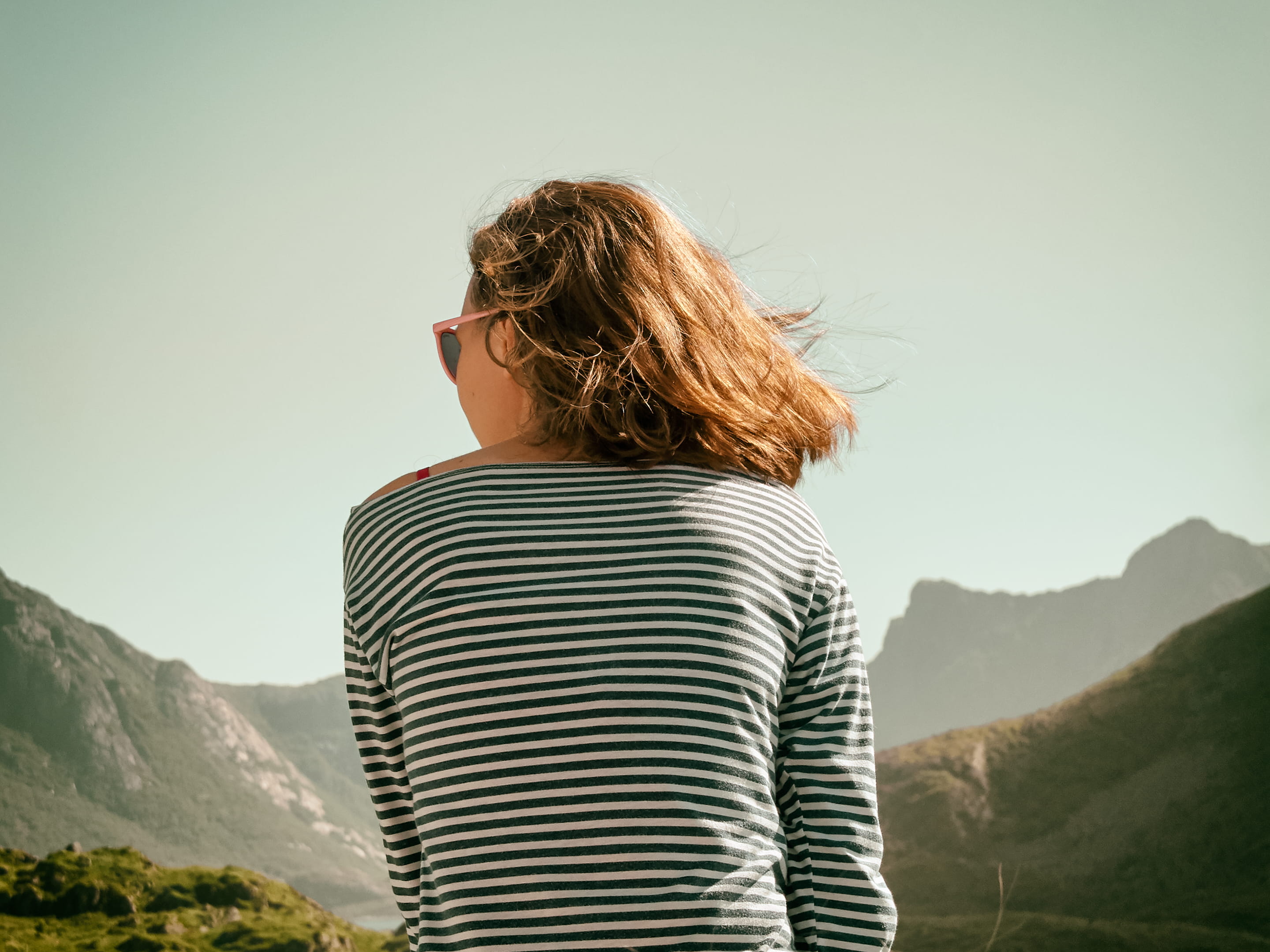 sunglasses, mountain line, mountain ridge, people, one person, view, young adult, casual clothing, mountain range, real people, looking out, daytime, dreaming, HD Wallpaper